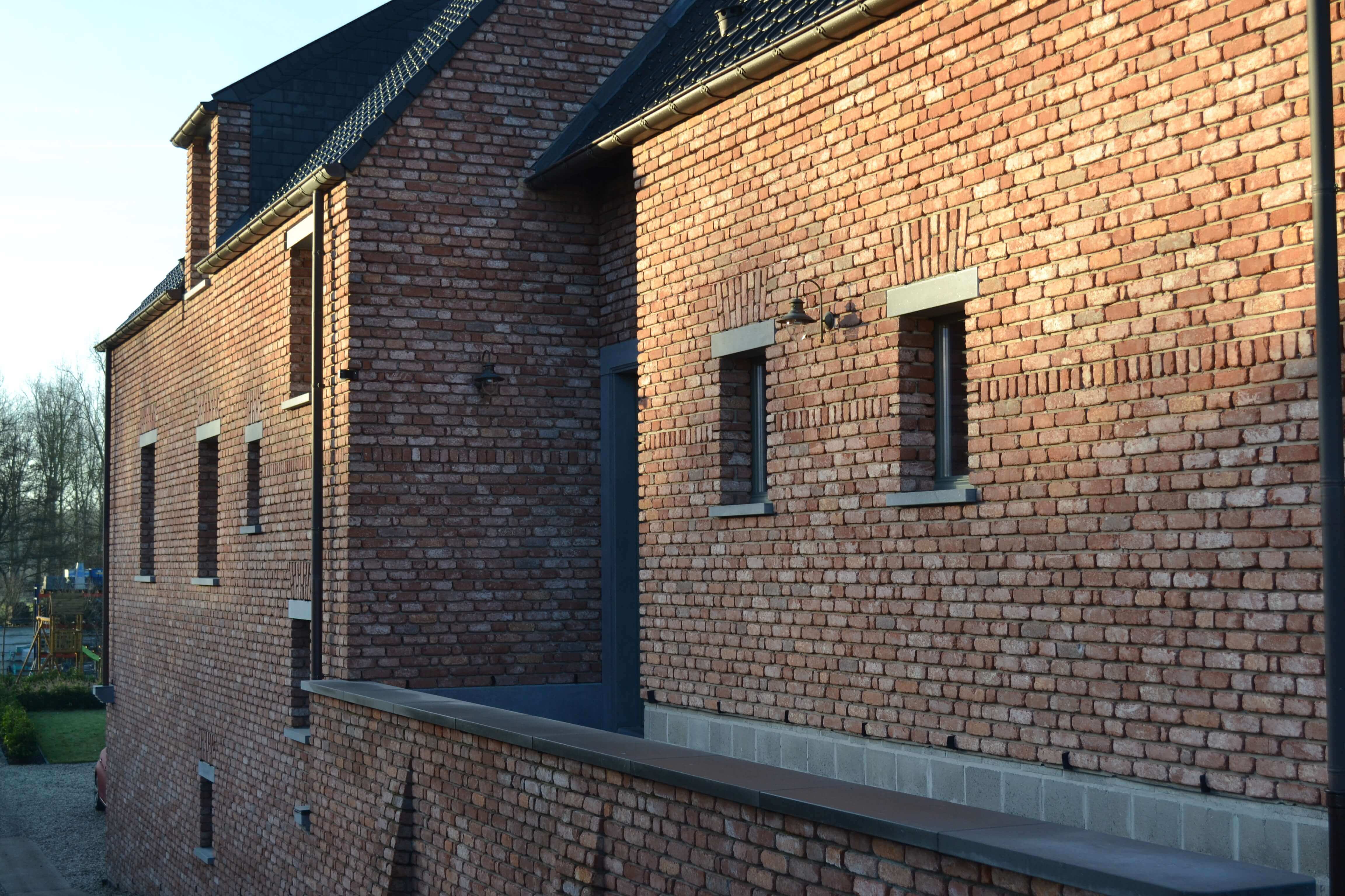 zijaanzicht grote nieuwbouwwoning landelijke stijl(2)