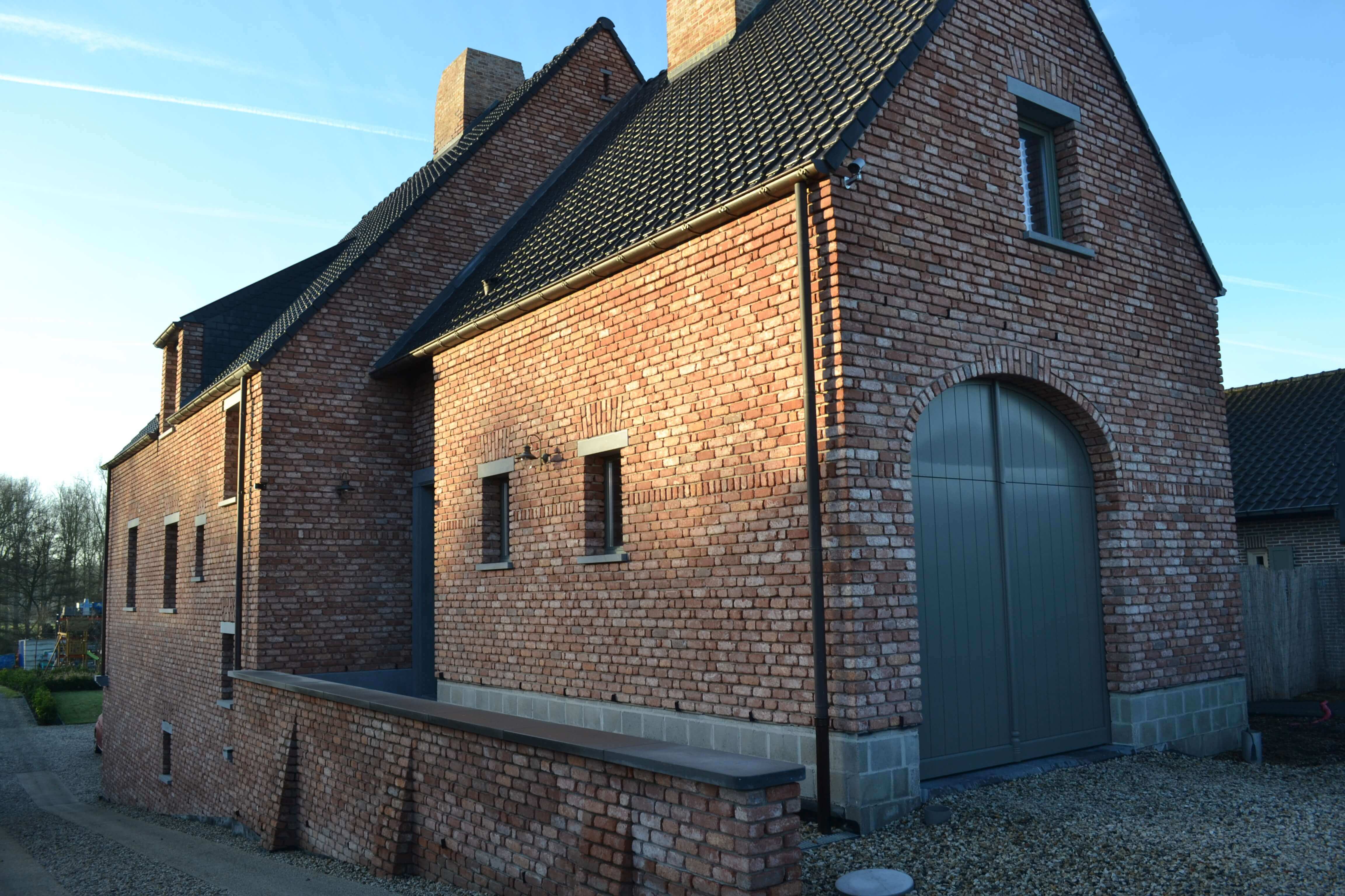 zijaanzicht grote nieuwbouwwoning landelijke stijl(3)