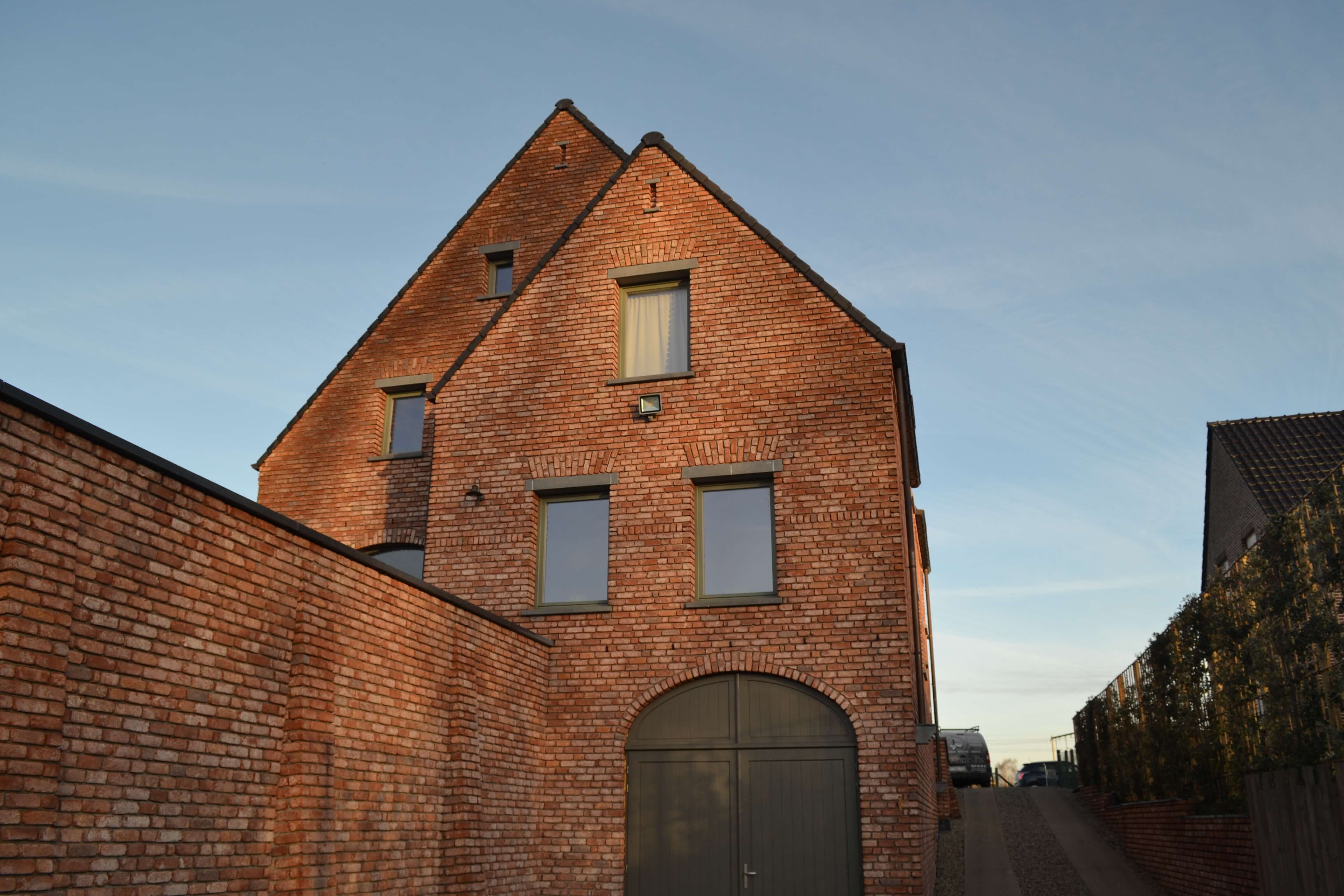 achterzijde met zijmuur met siermetselwerk