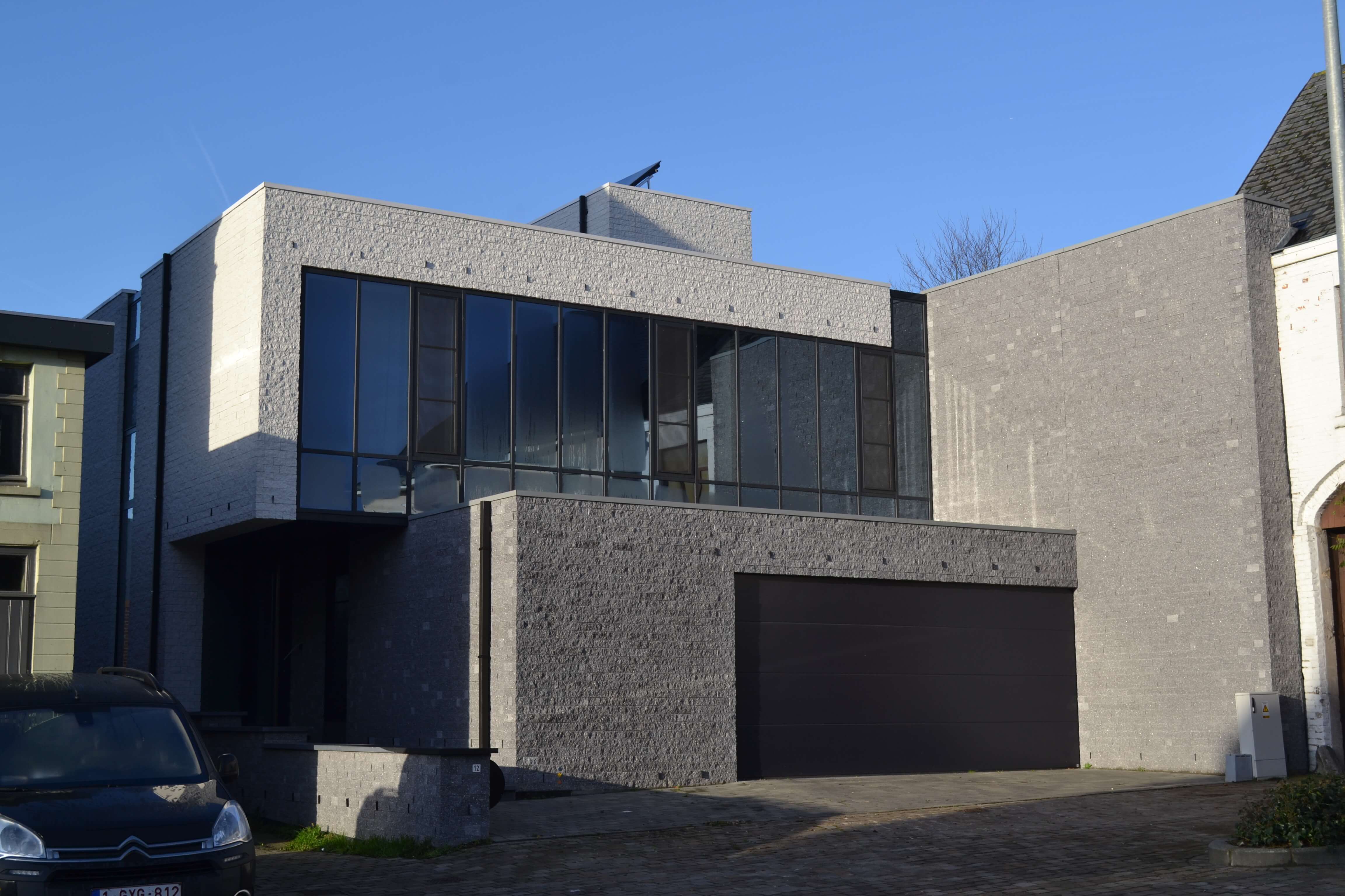 Nieuwbouw moderne bouwstijl voorgevel met garage