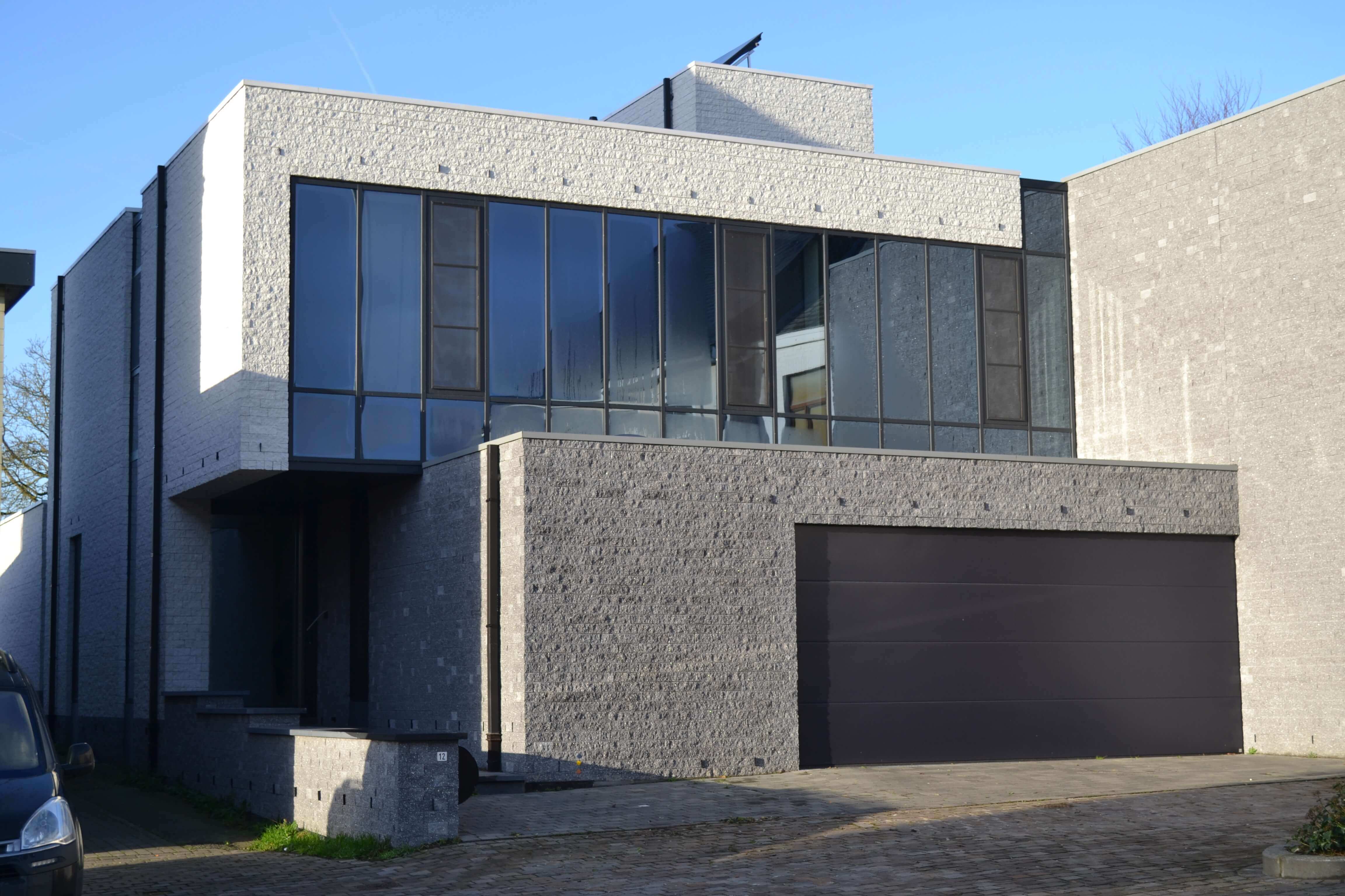 Nieuwbouw moderne bouwstijl voorgevel met garage(2)