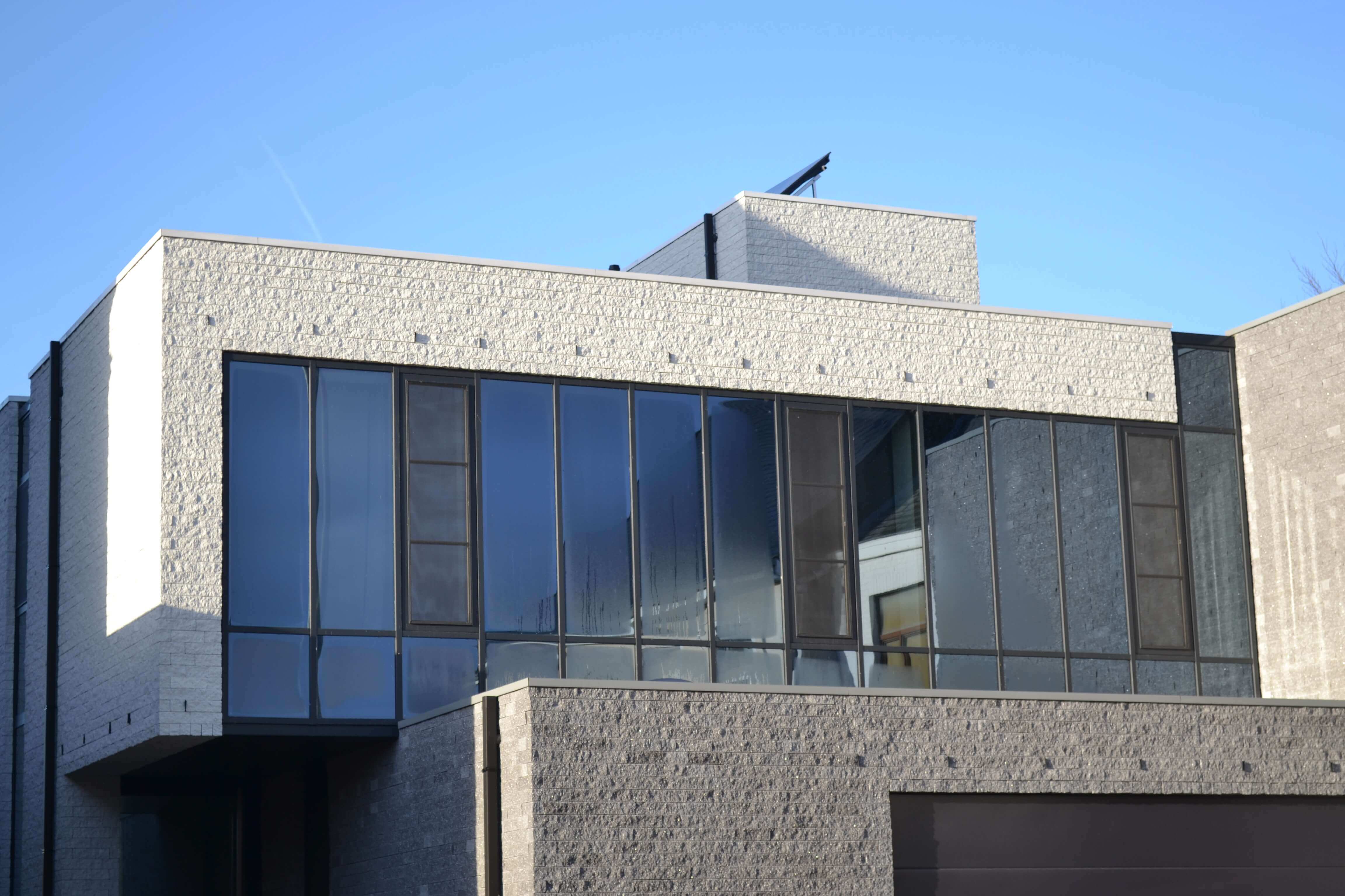 nieuwbouw moderne bouwstijl voorgevel detail ramen bovenkant