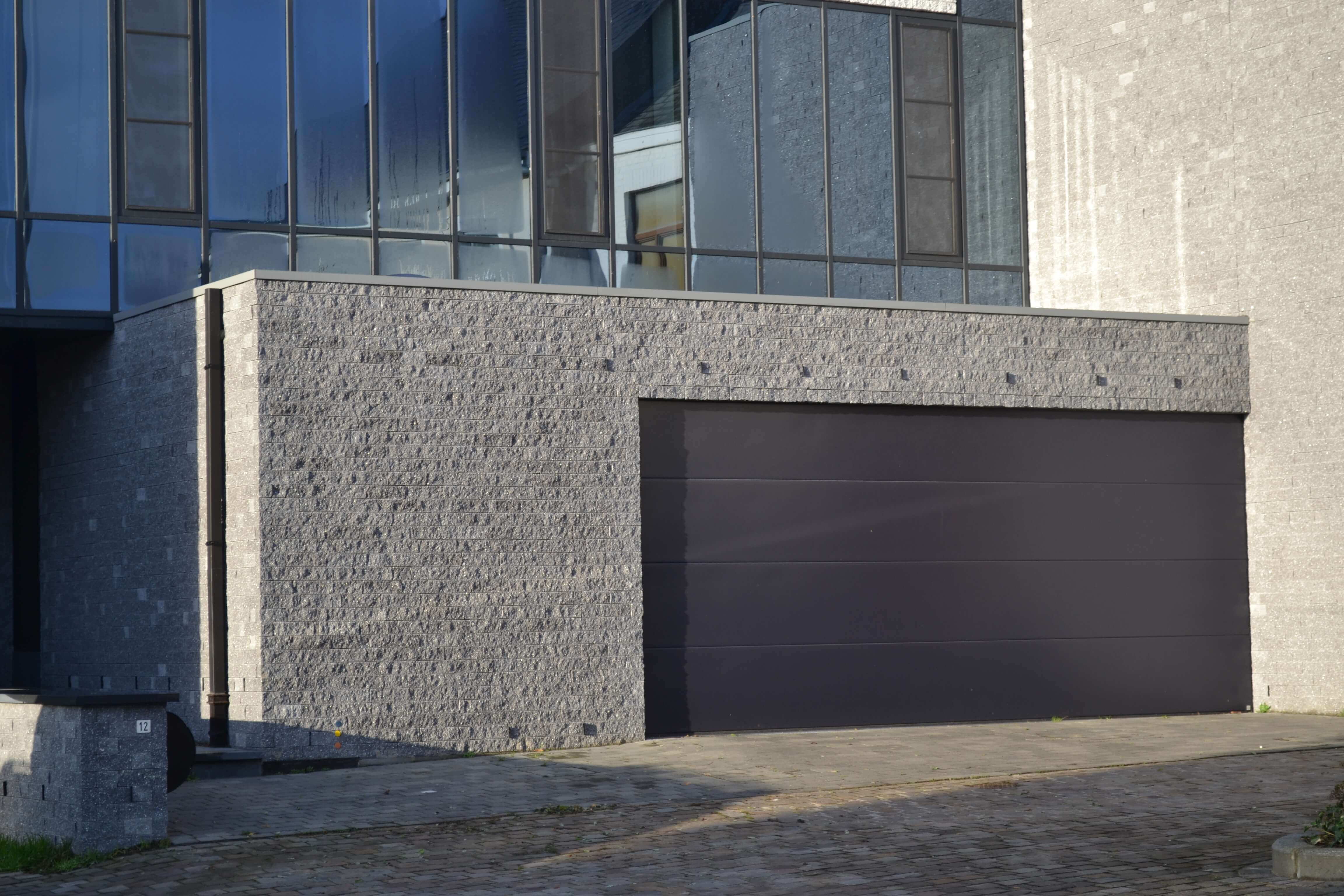 nieuwbouw moderne bouwstijl voorgevel detail garage en oprit