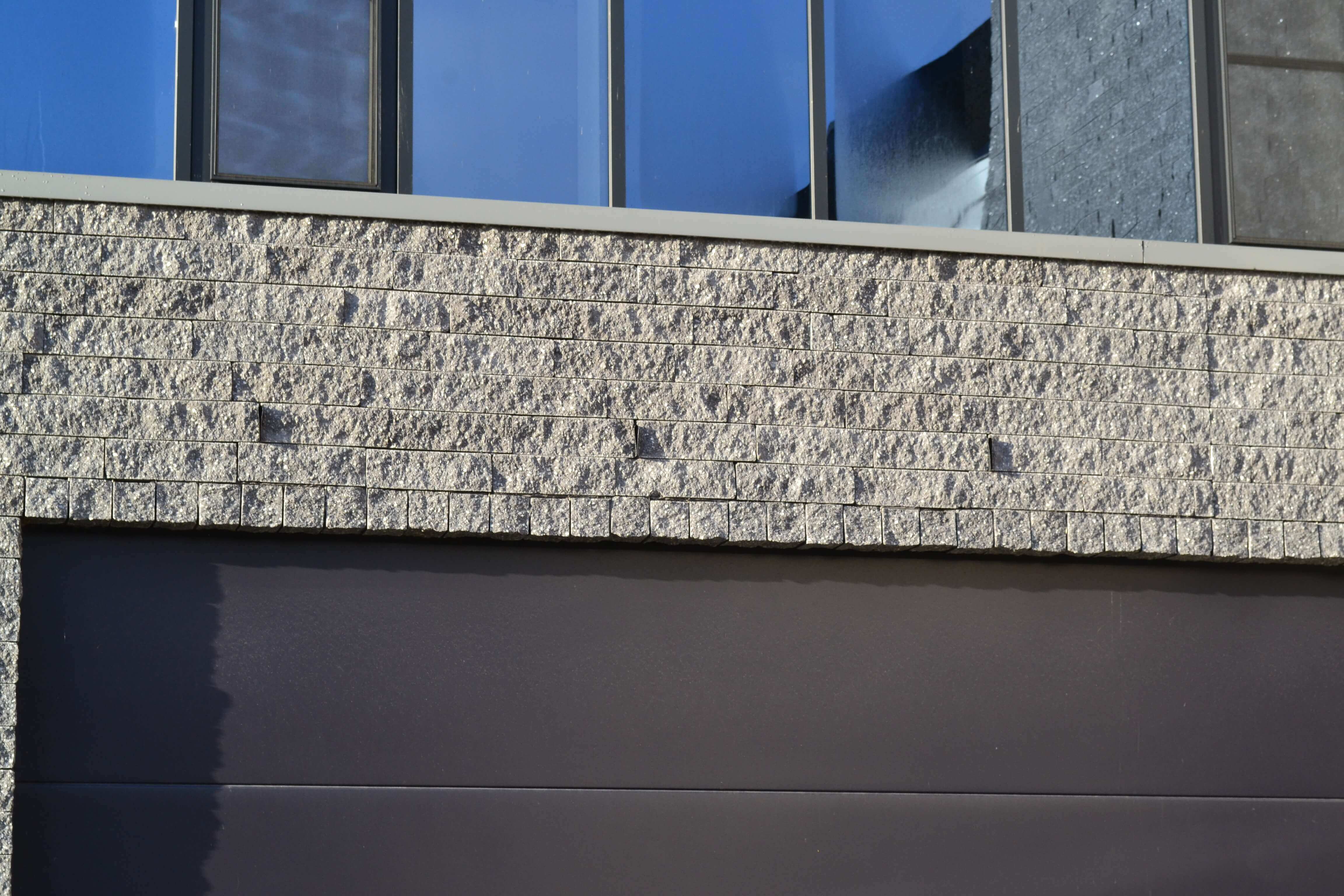 grijze gevelstenen moderne bouwstijl nieuwbouw