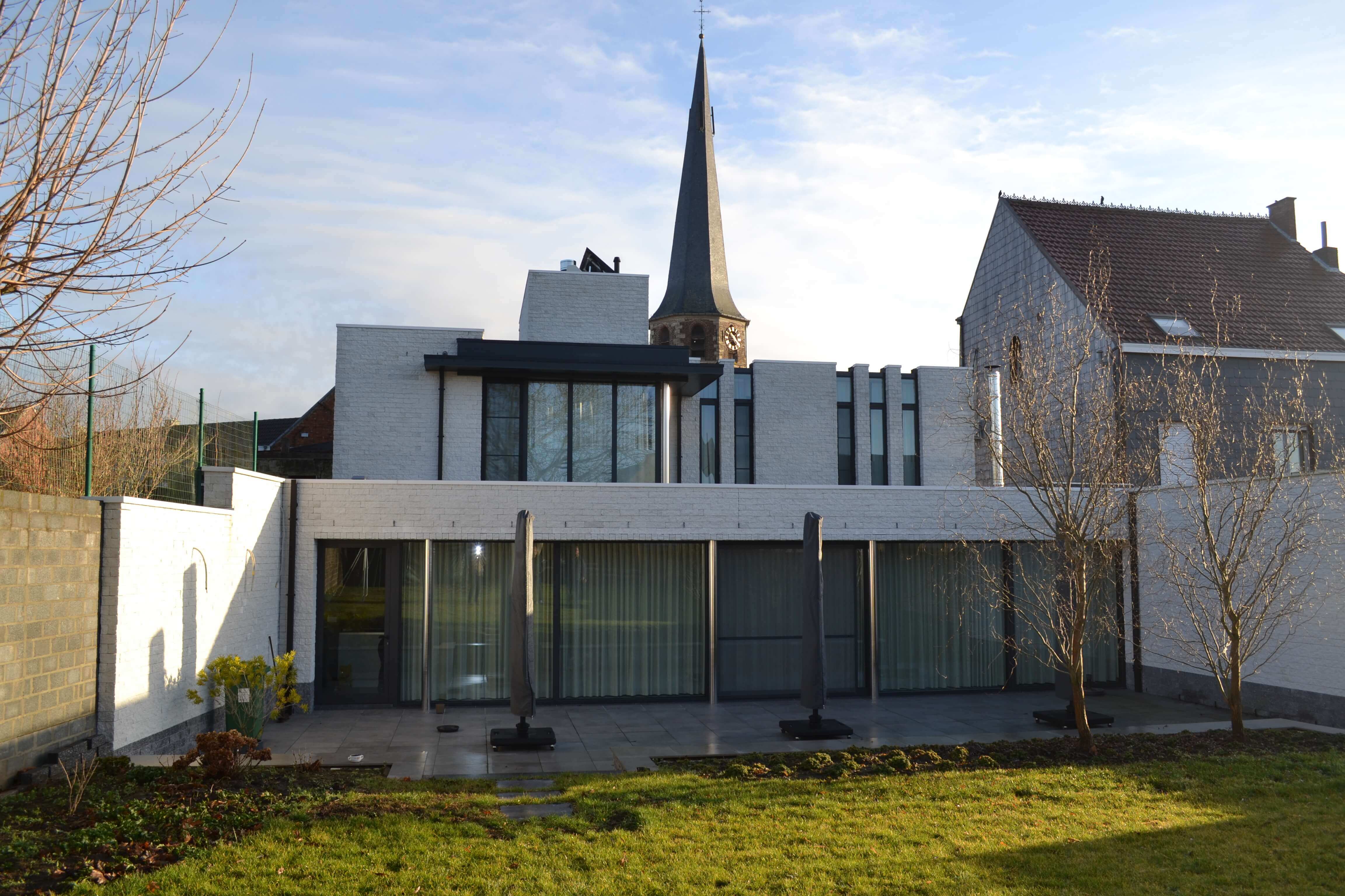 achterkant nieuwbouwwoning witte gevelsteen moderne bouwstijl(2)