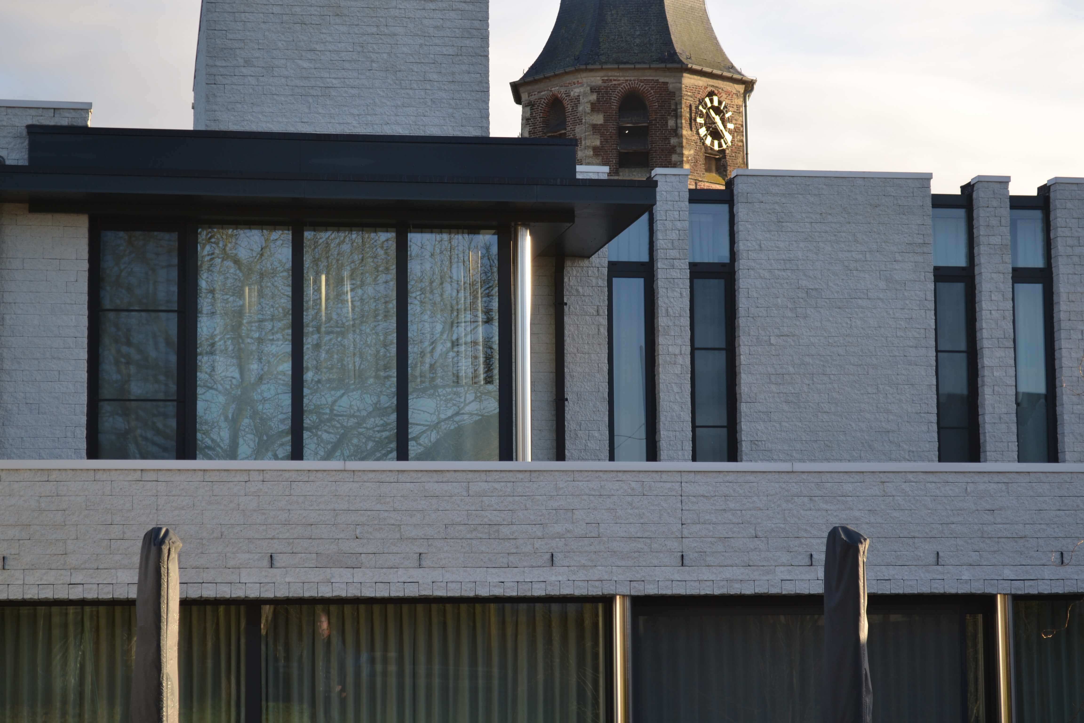 detail achterkant nieuwbouwwoning witte gevelstenen