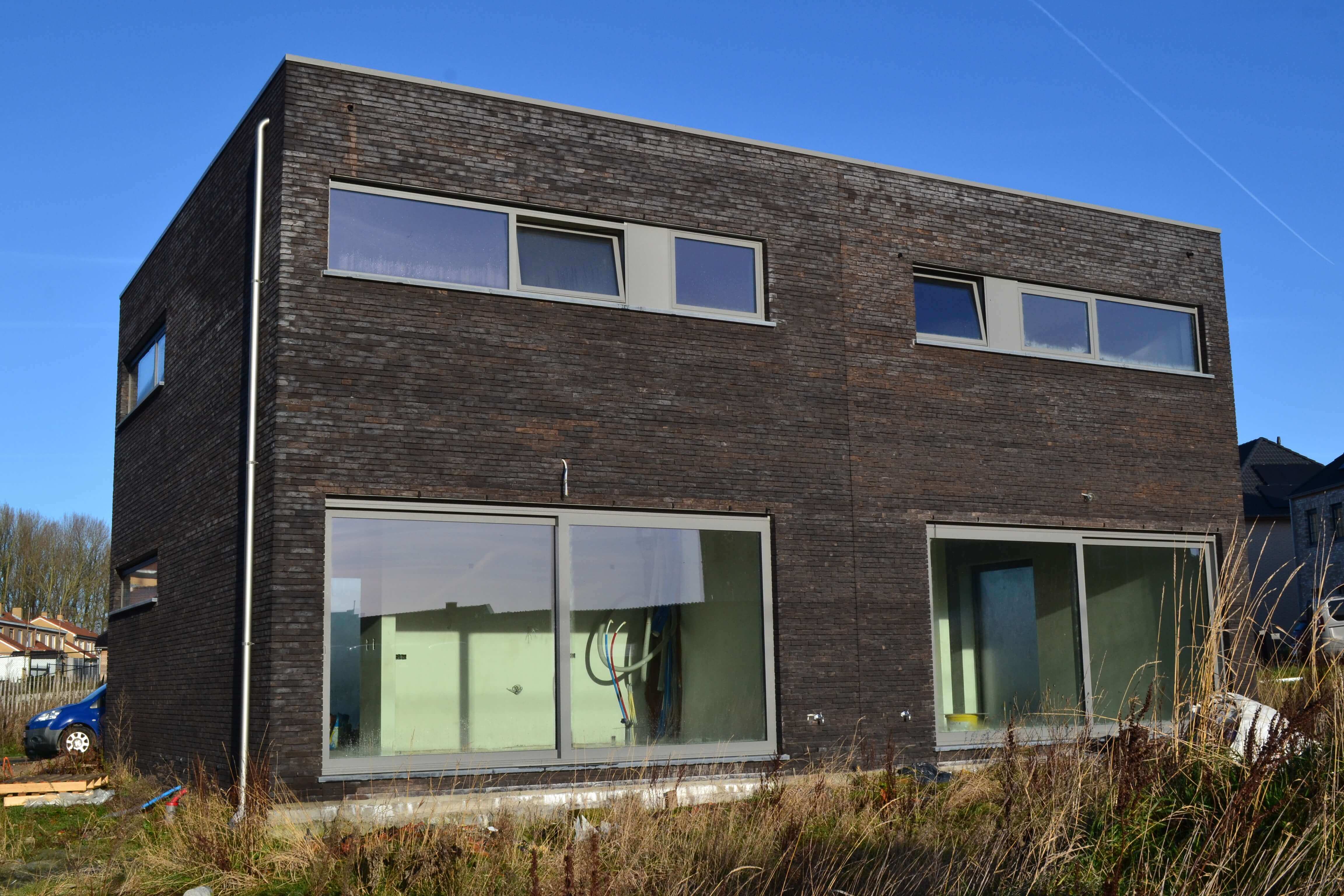 Moderne nieuwbouw met donkere gevelstenen te Geraardsbergen