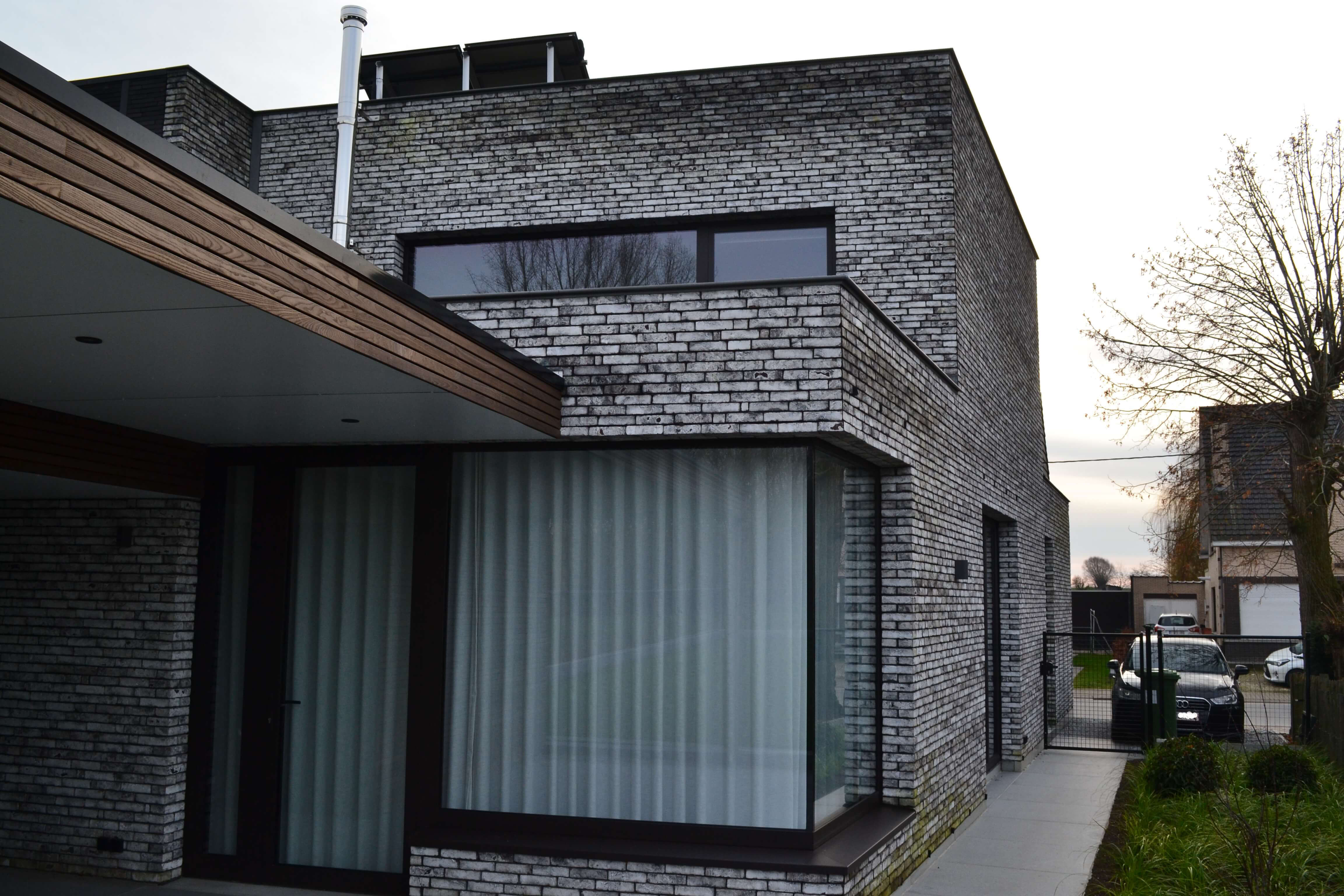 achterkant van nieuwbouwwoning lichtgrijze moderne gevelsteen