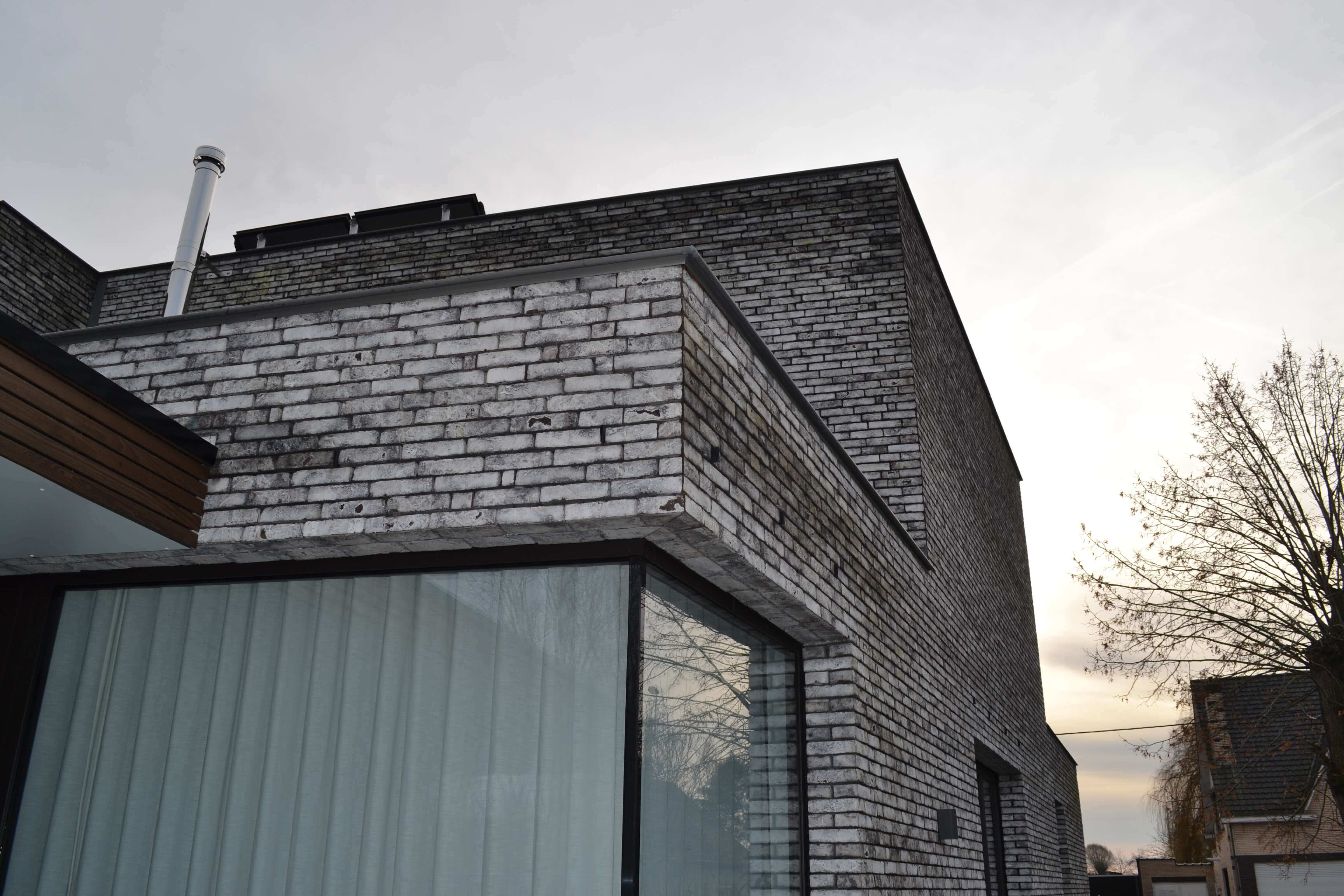 achterkant nieuwbouw lichtgrijze gevelstenen en ramen