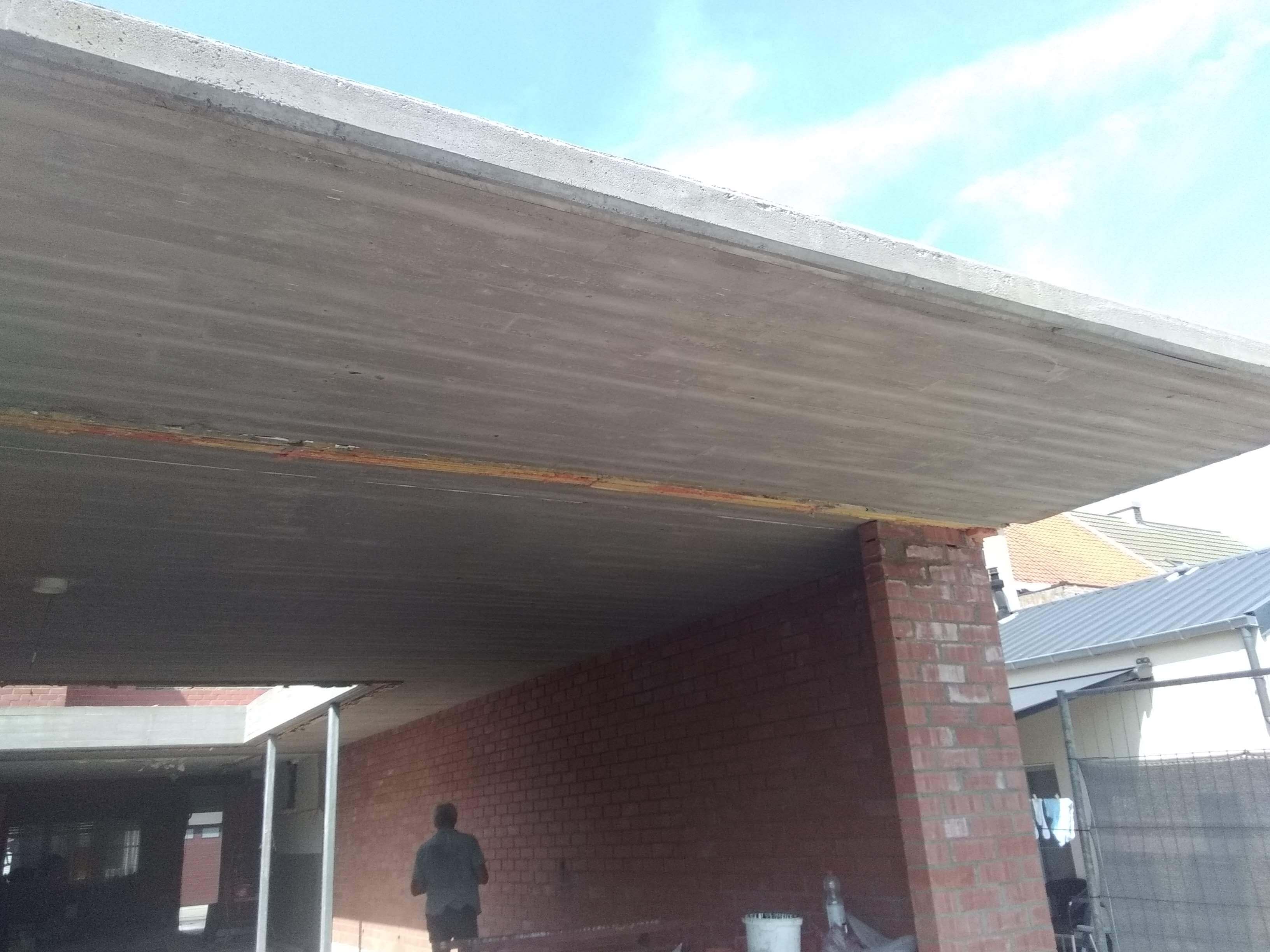 detail zichtbeton overkapping bij woningrenovatie