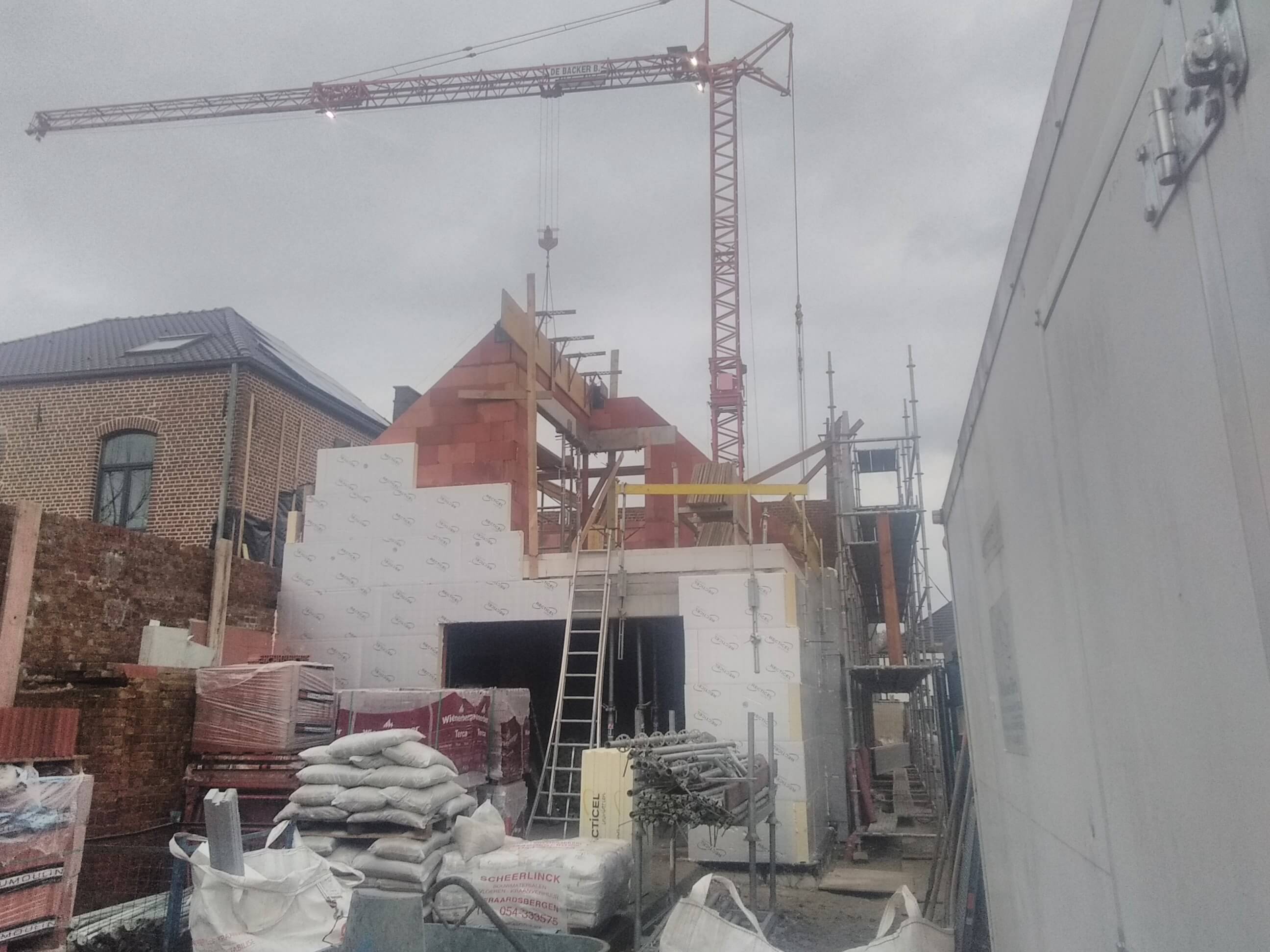 gevelisolatie tijdens verbouwingswerken met kraan