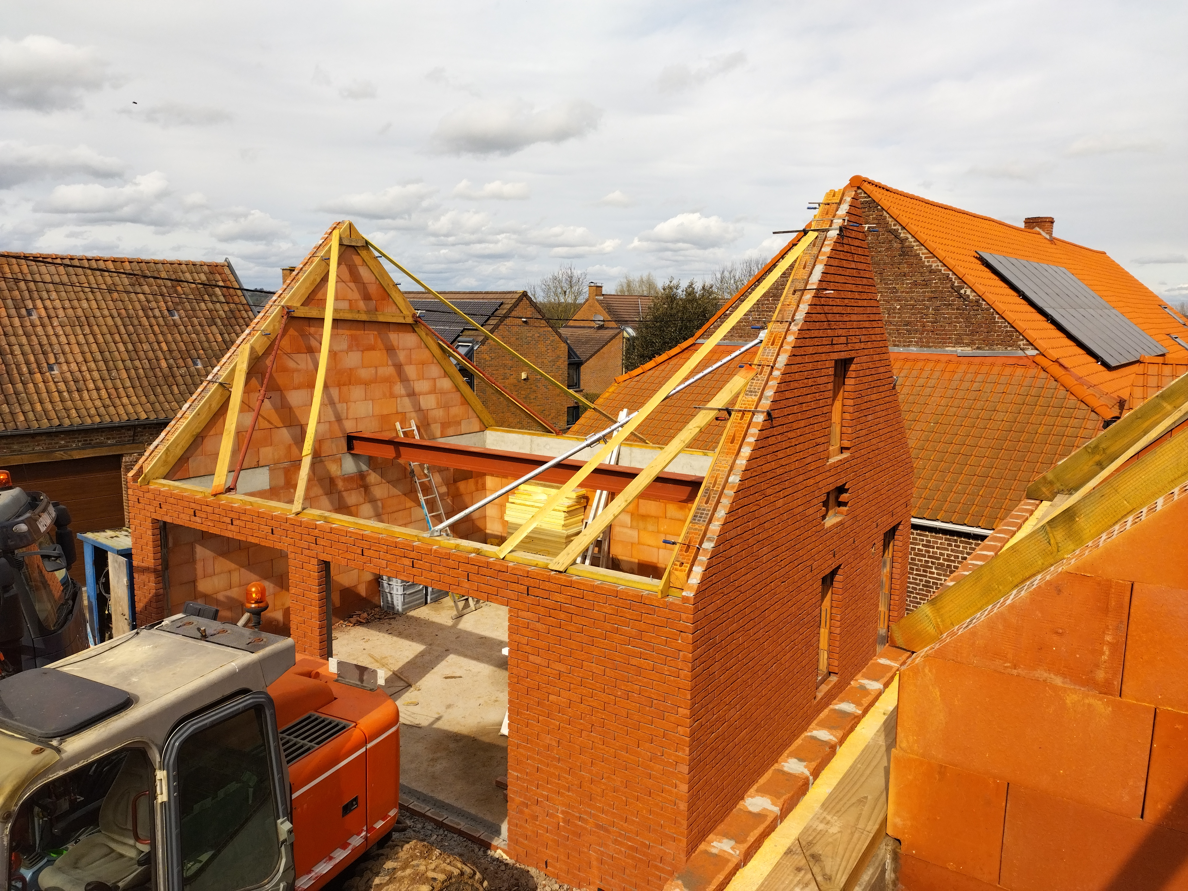 vogelperspectief werken aan nieuwbouwwoning dak