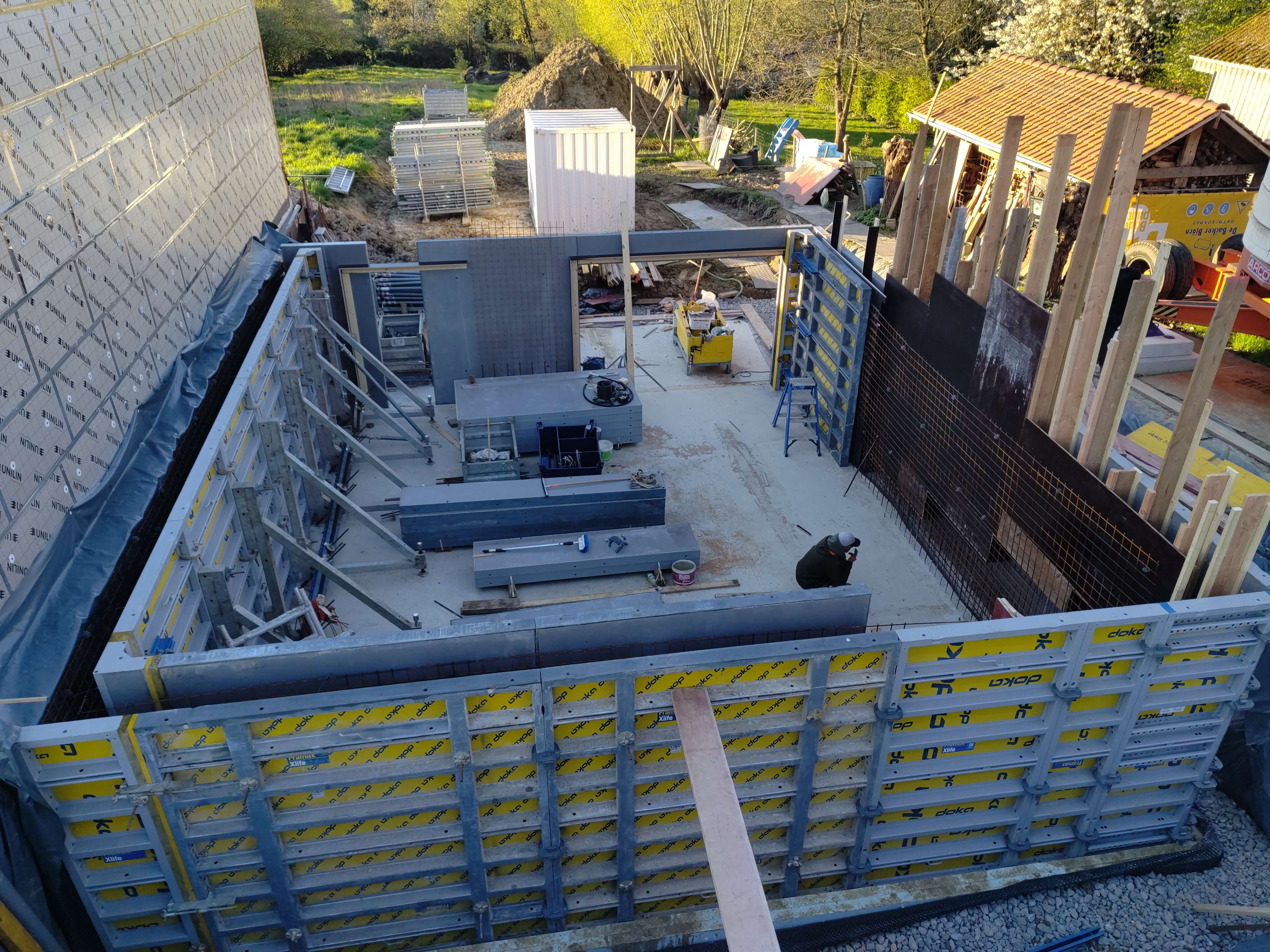 bovenaanzicht bouwwerken kelder in beton