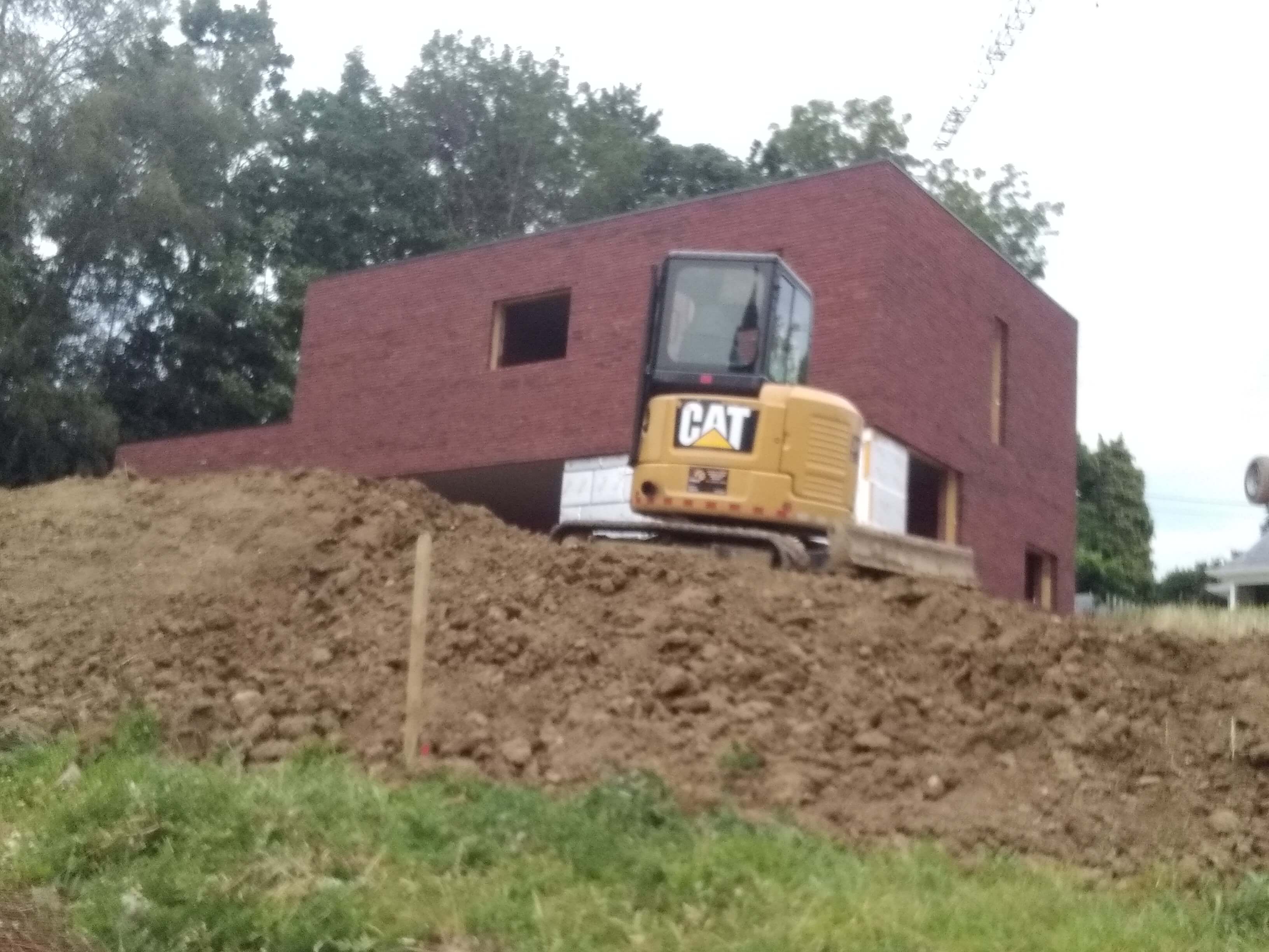 graafwerken door Bouwwerken De Backer tijdens nieuwbouw woning en oprit