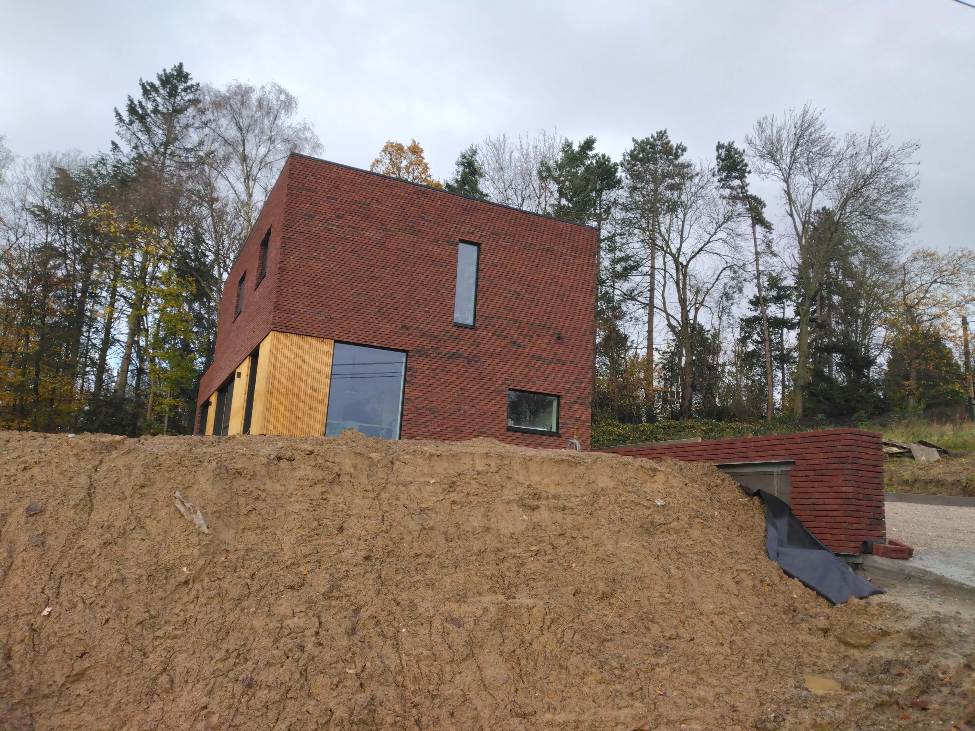 voorgevel nieuwbouw tijdens afwerking graafwerken oprit
