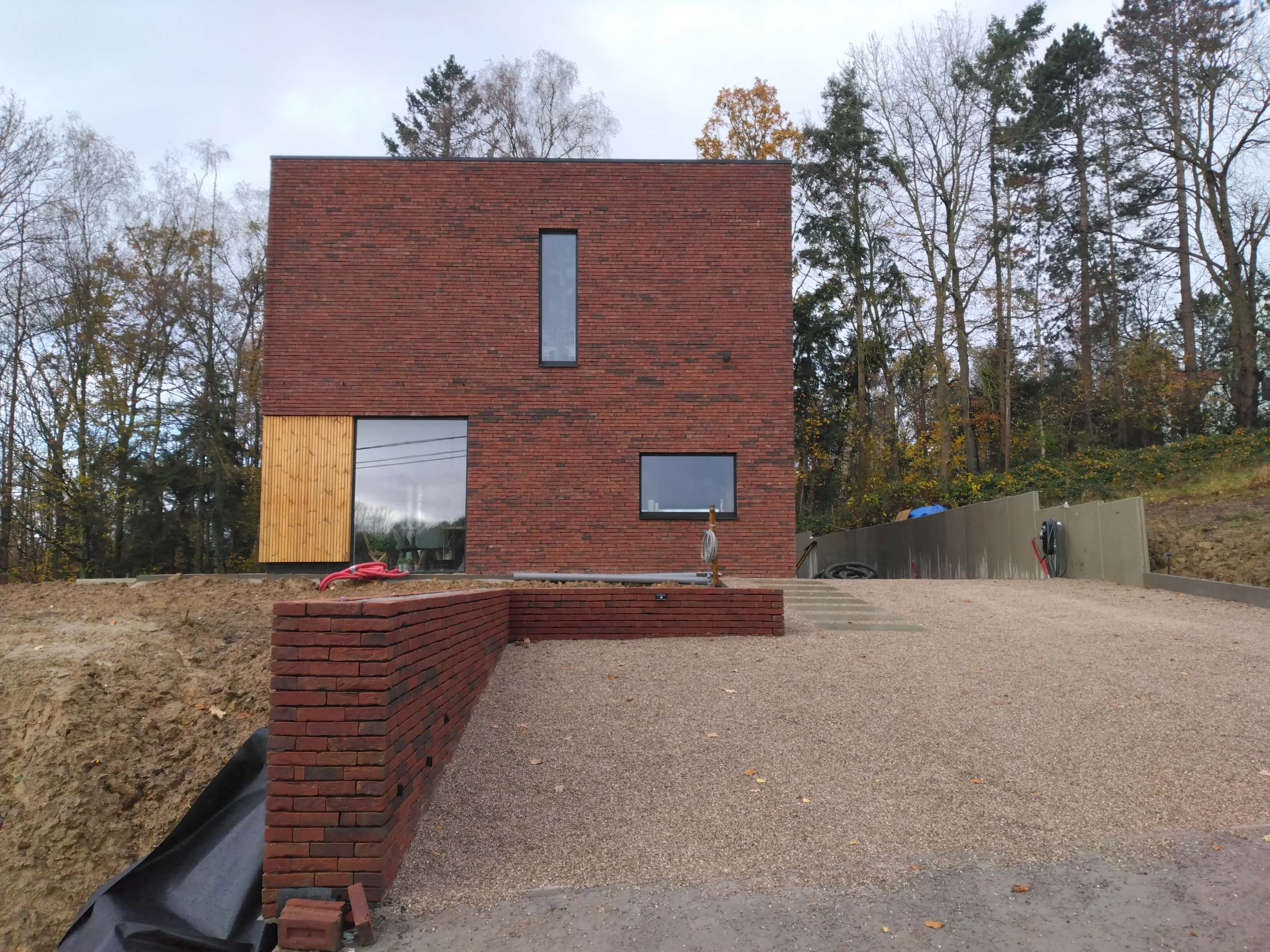 Voorgevel en oprit Nieuwbouw van moderne kubuswoning