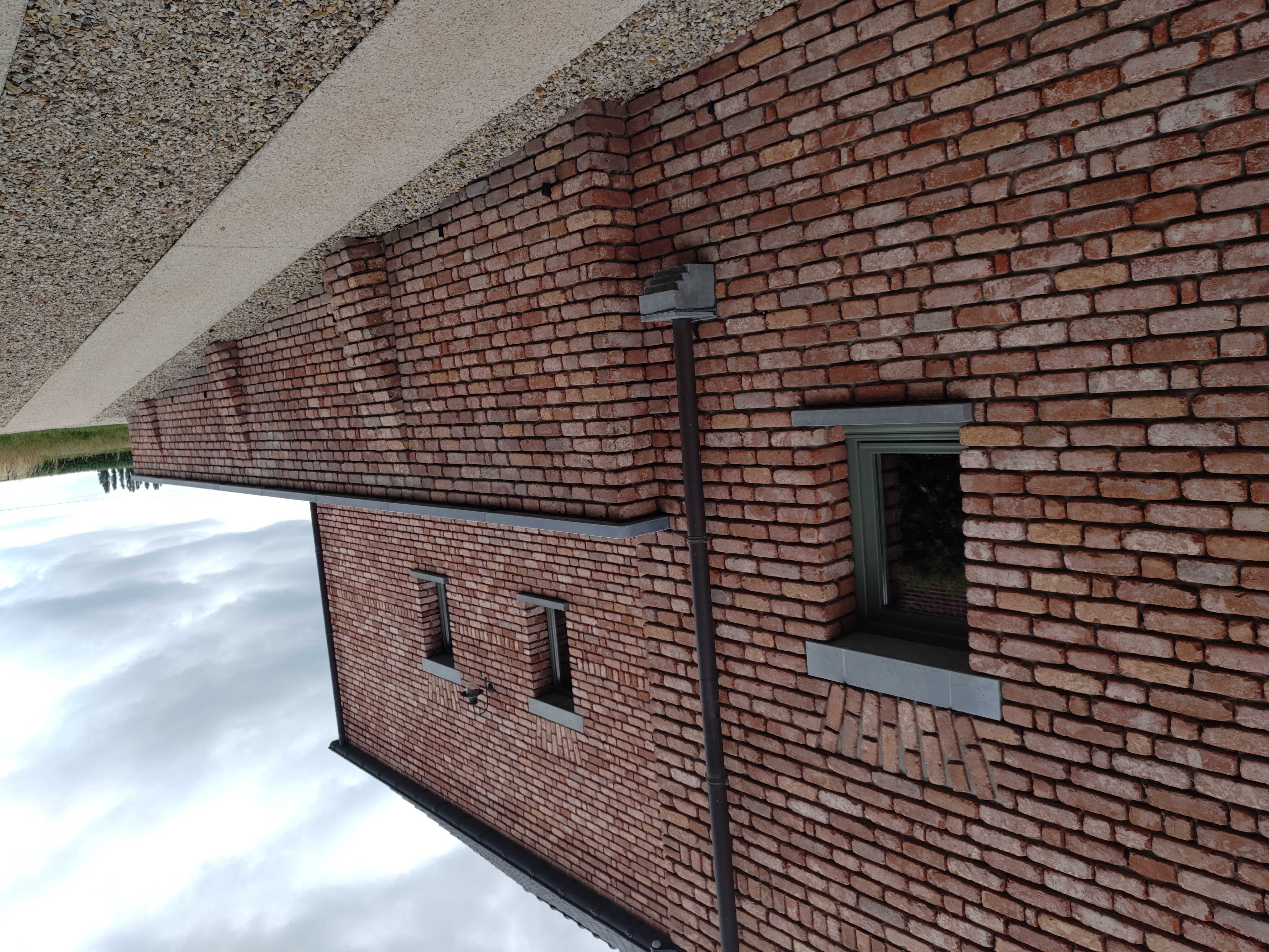 oprit in gewassen beton nieuwbouwwoning