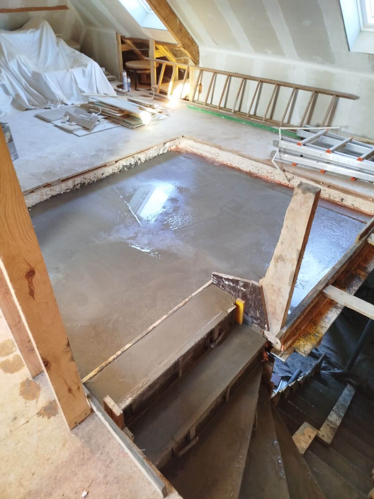 zolder met betontrap binnenkant van de verbouwing