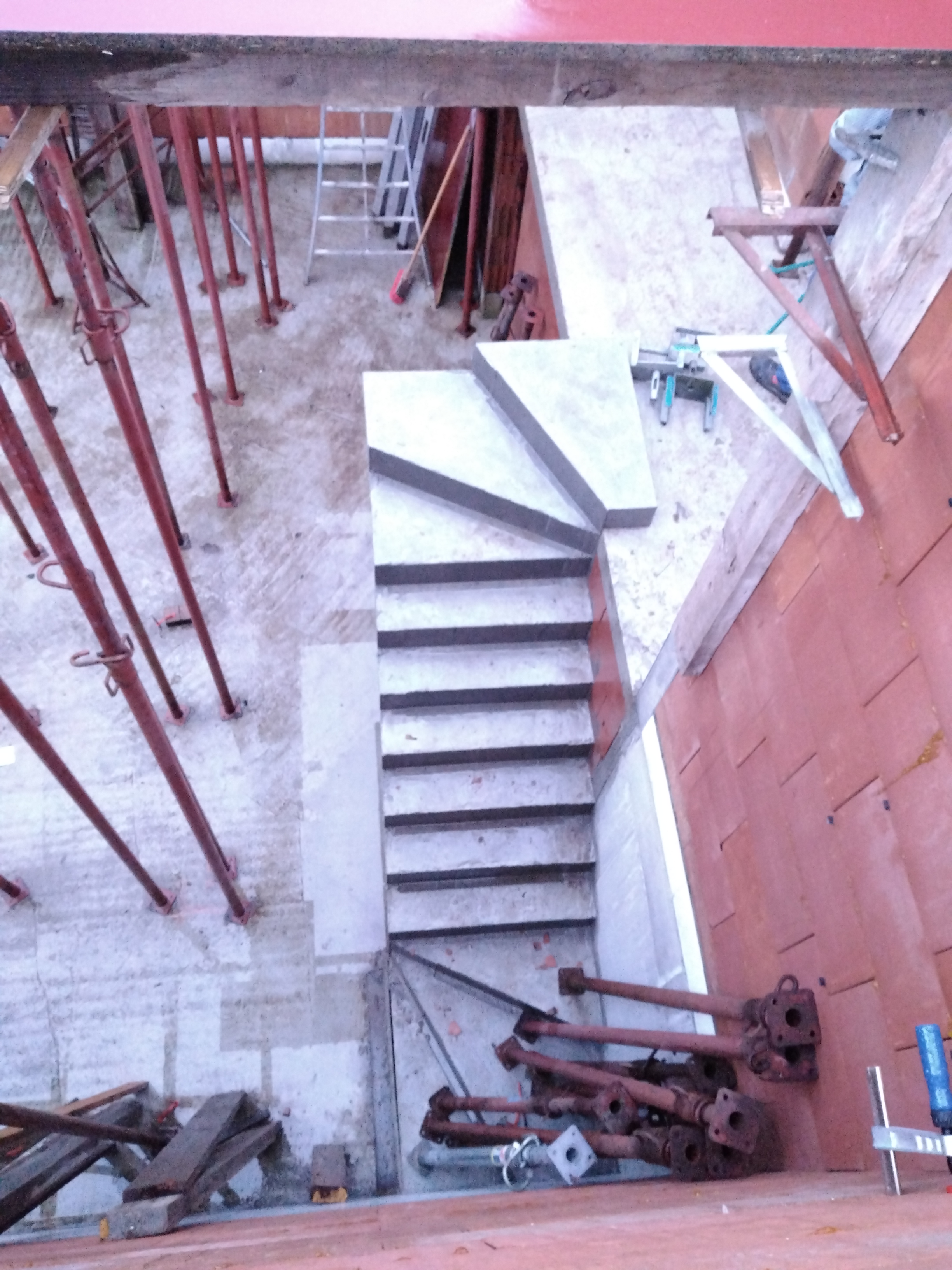 betontrap in nieuwbouwwoning