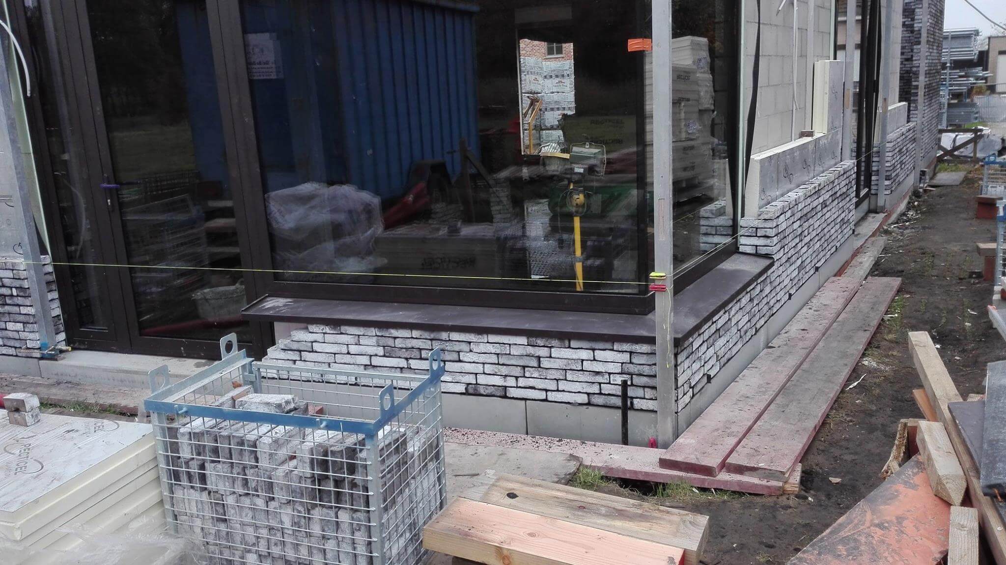 ruwbouwfase nieuwbouwwoning lichtgrijze gevelstenen