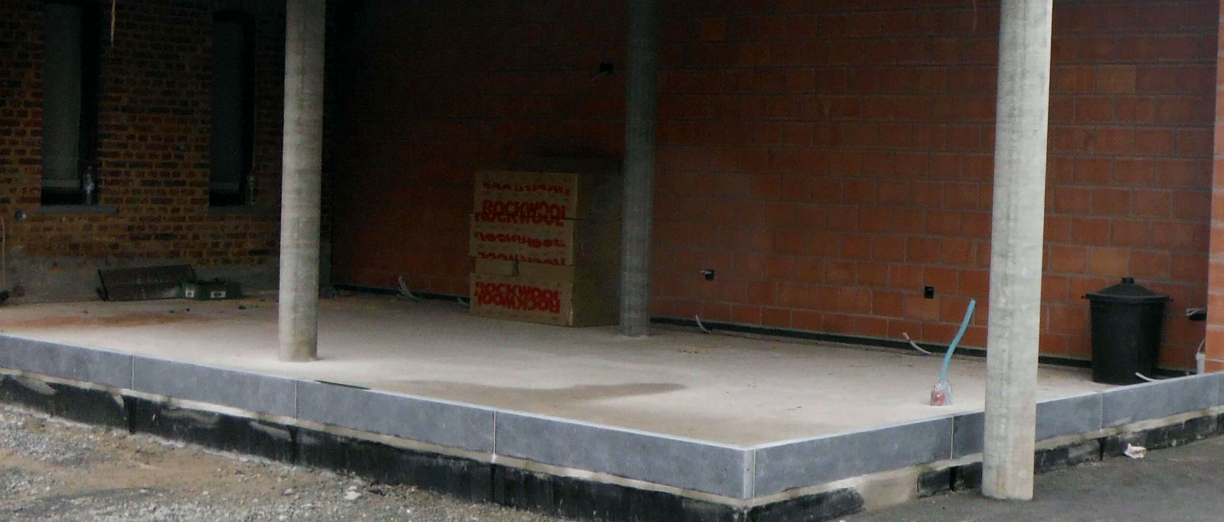 detail van zichtbeton bij snelbouw van een bijbouw