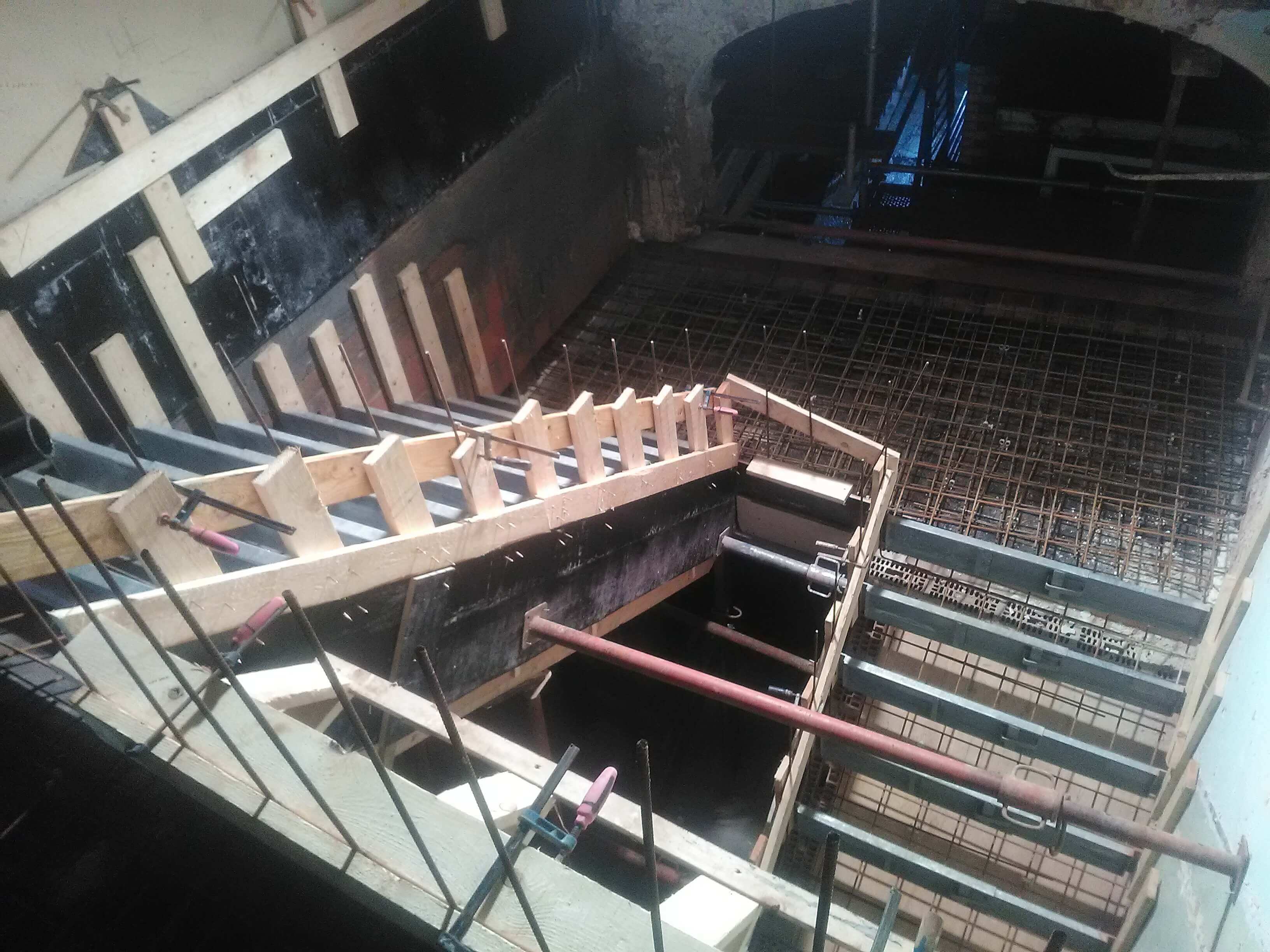 trappenhal in aanbouw tijdens renovatieproject