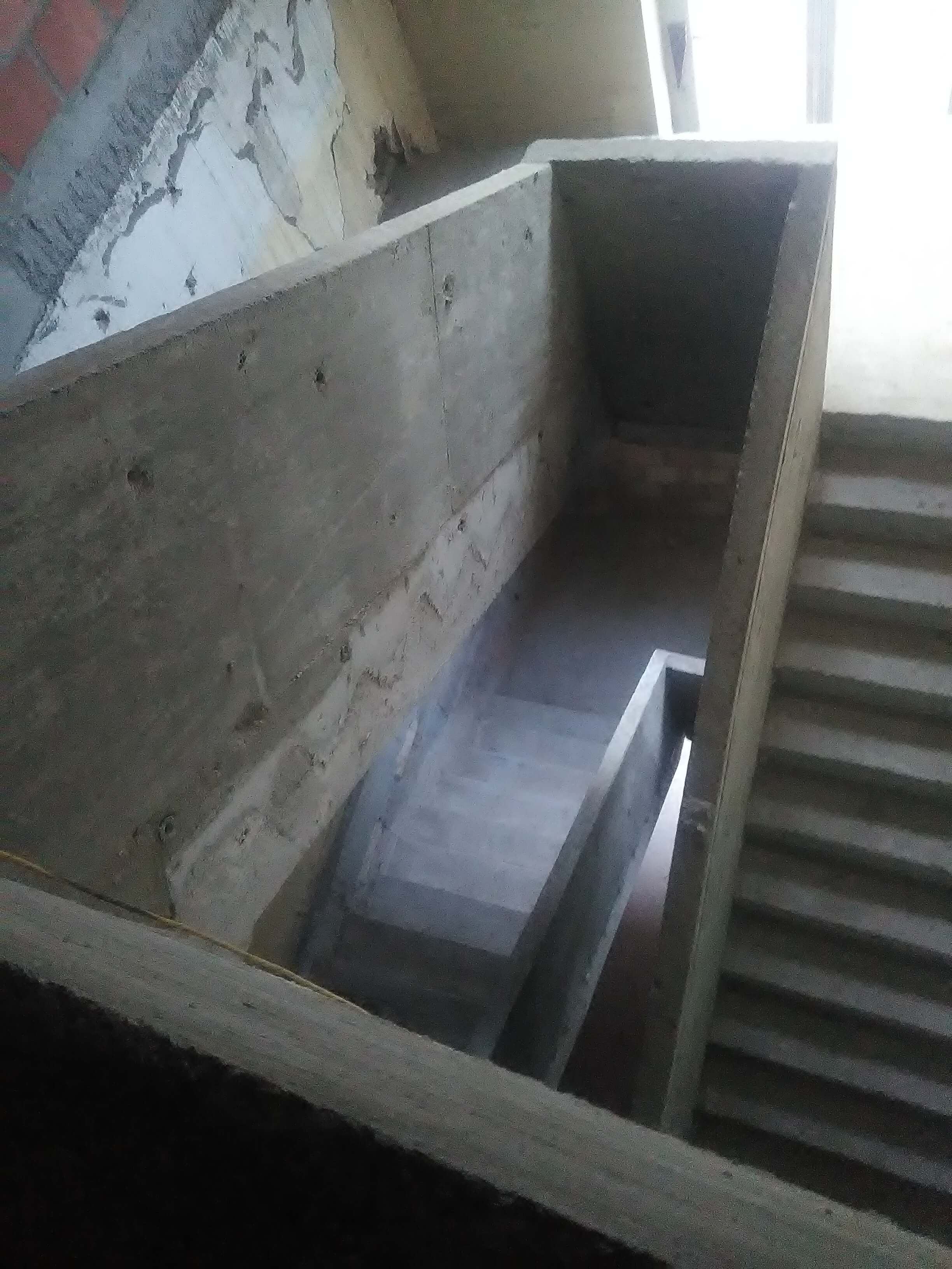 trappenhal in beton tijdens renovatieproject
