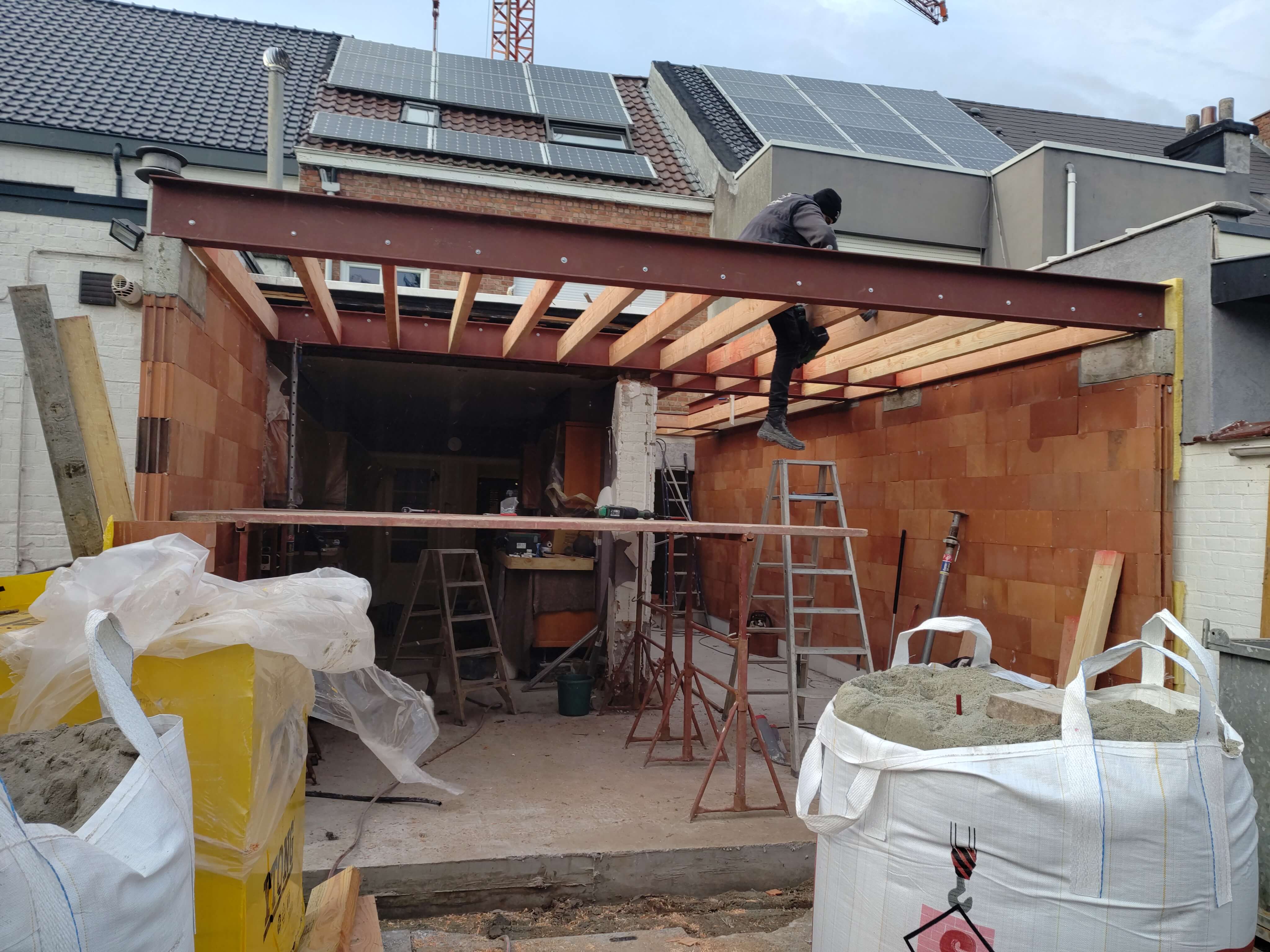 ruwbouw van bijbouw aan achterkant rijwoning Aalst