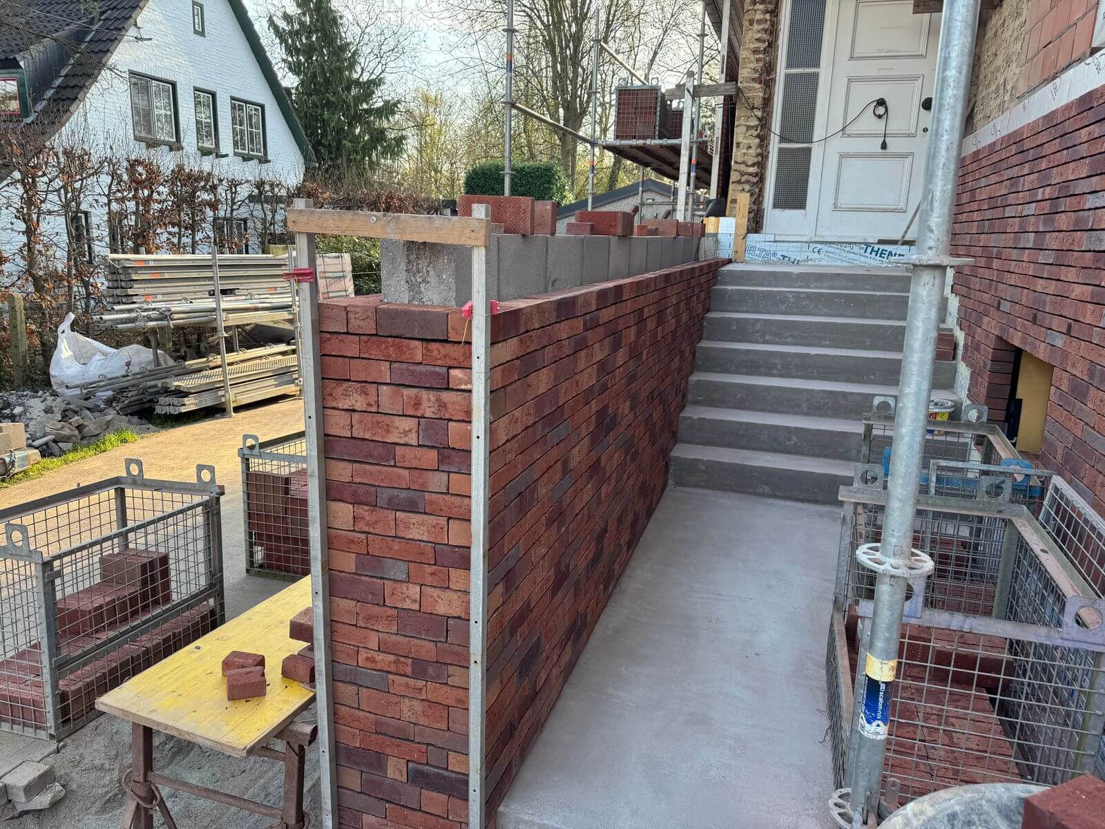 betontrap inkom met trappen aan oprit woning + afgewerkt metselwerk