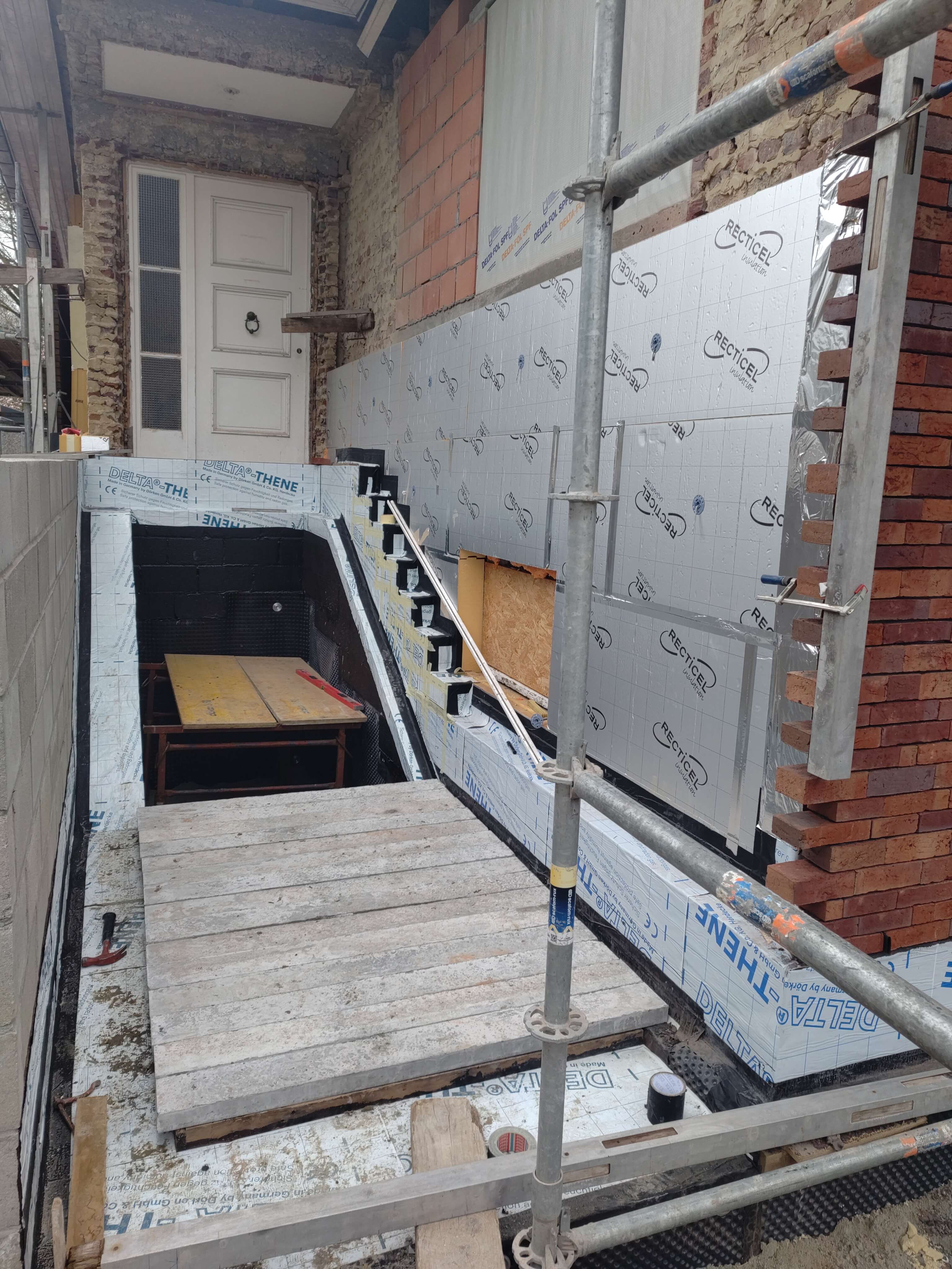 constructiewerken en gevelisolatie foto 2 van inkom met trappen oprit