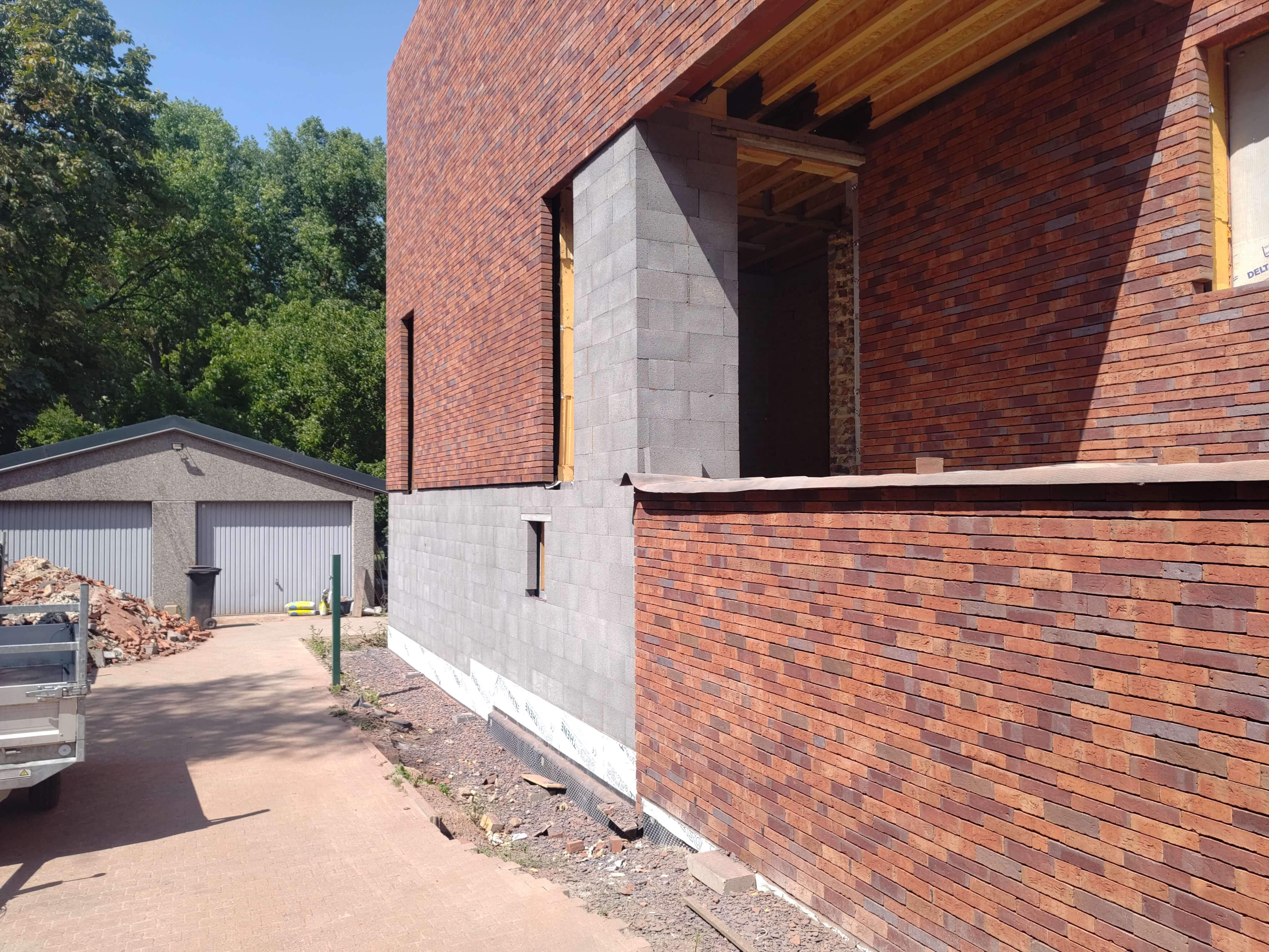 verschillende metselwerken zijgevel afgewerkte moderne woning