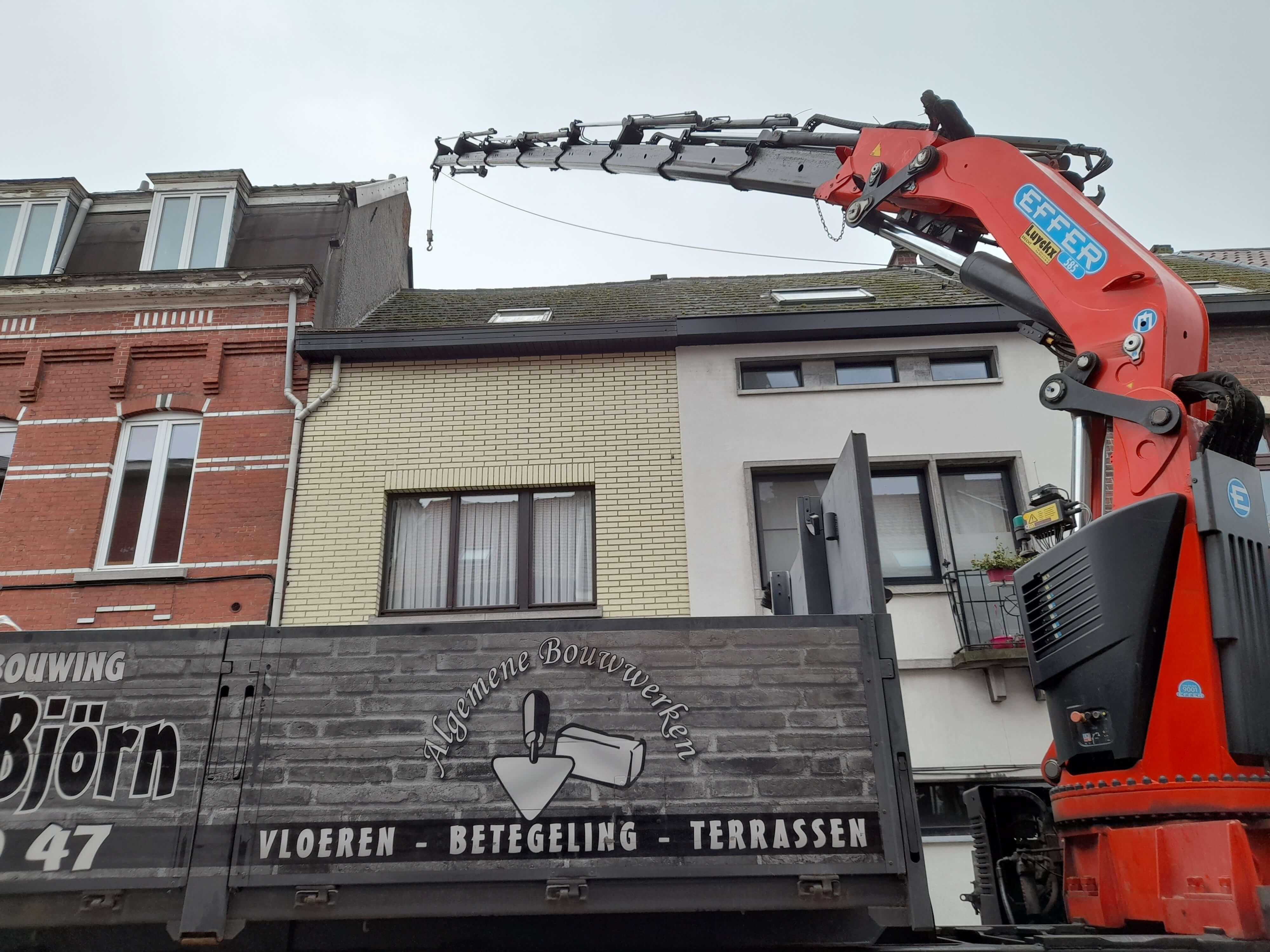 start afbraakwerken tijdens verbouwing rijwoning