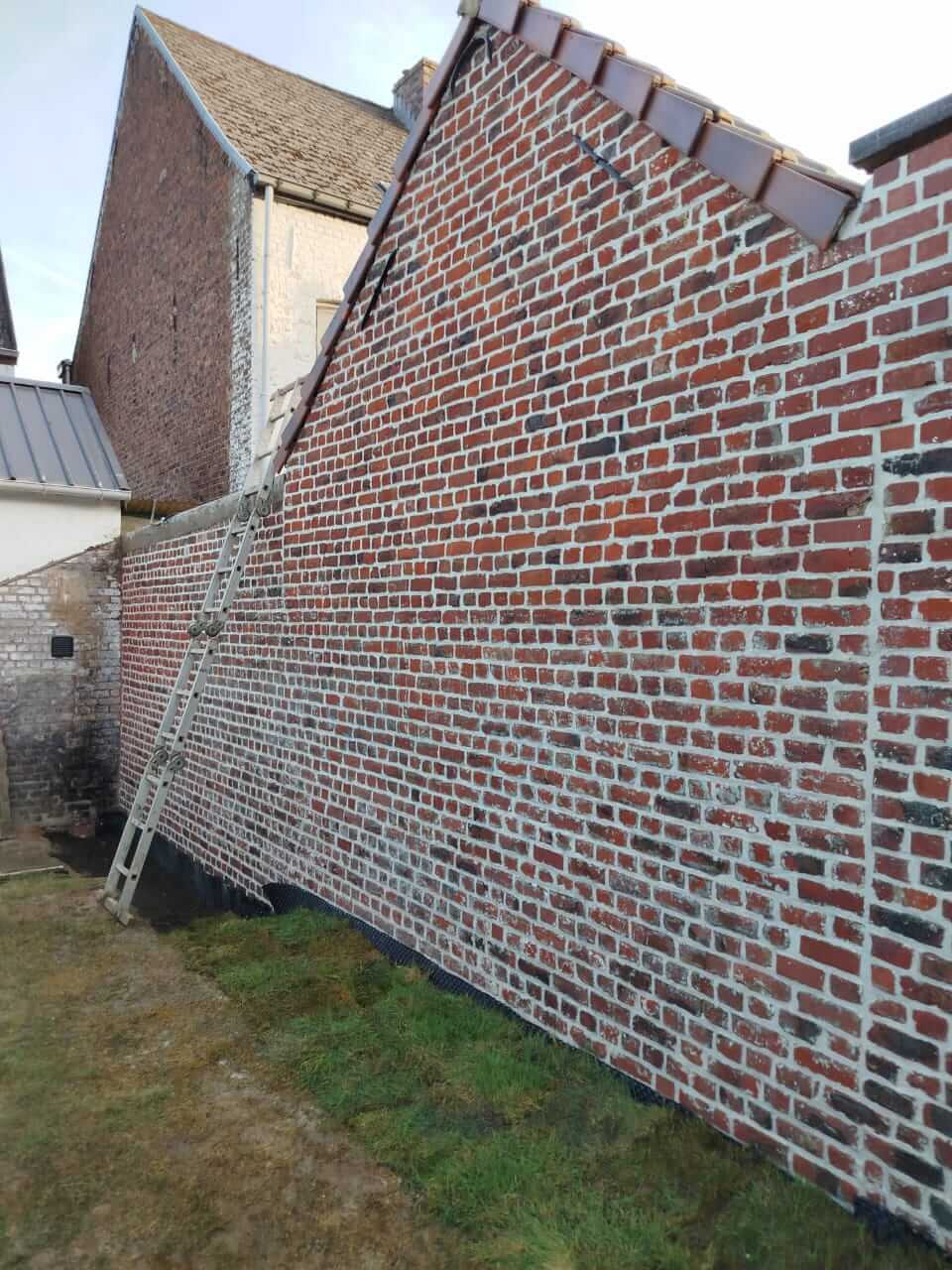 gevelstrips geplaatst voor renovatie muur