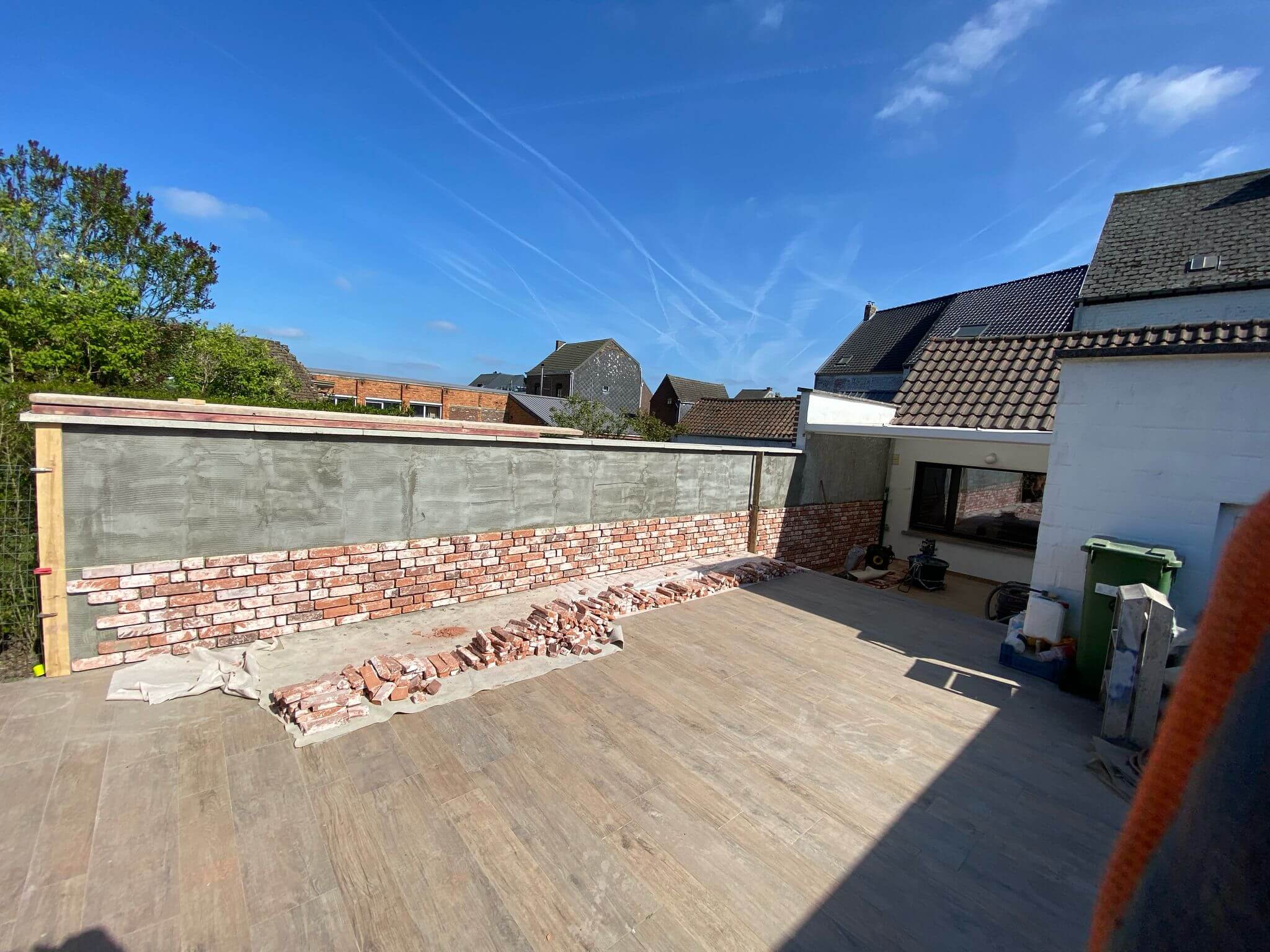 plaatsen van gevelstrips alleenstaande muur