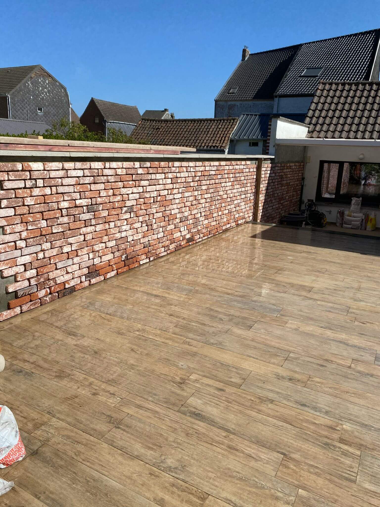 eindresultaat renovatie muur met gevelstrips door Bouwwerken De Backer